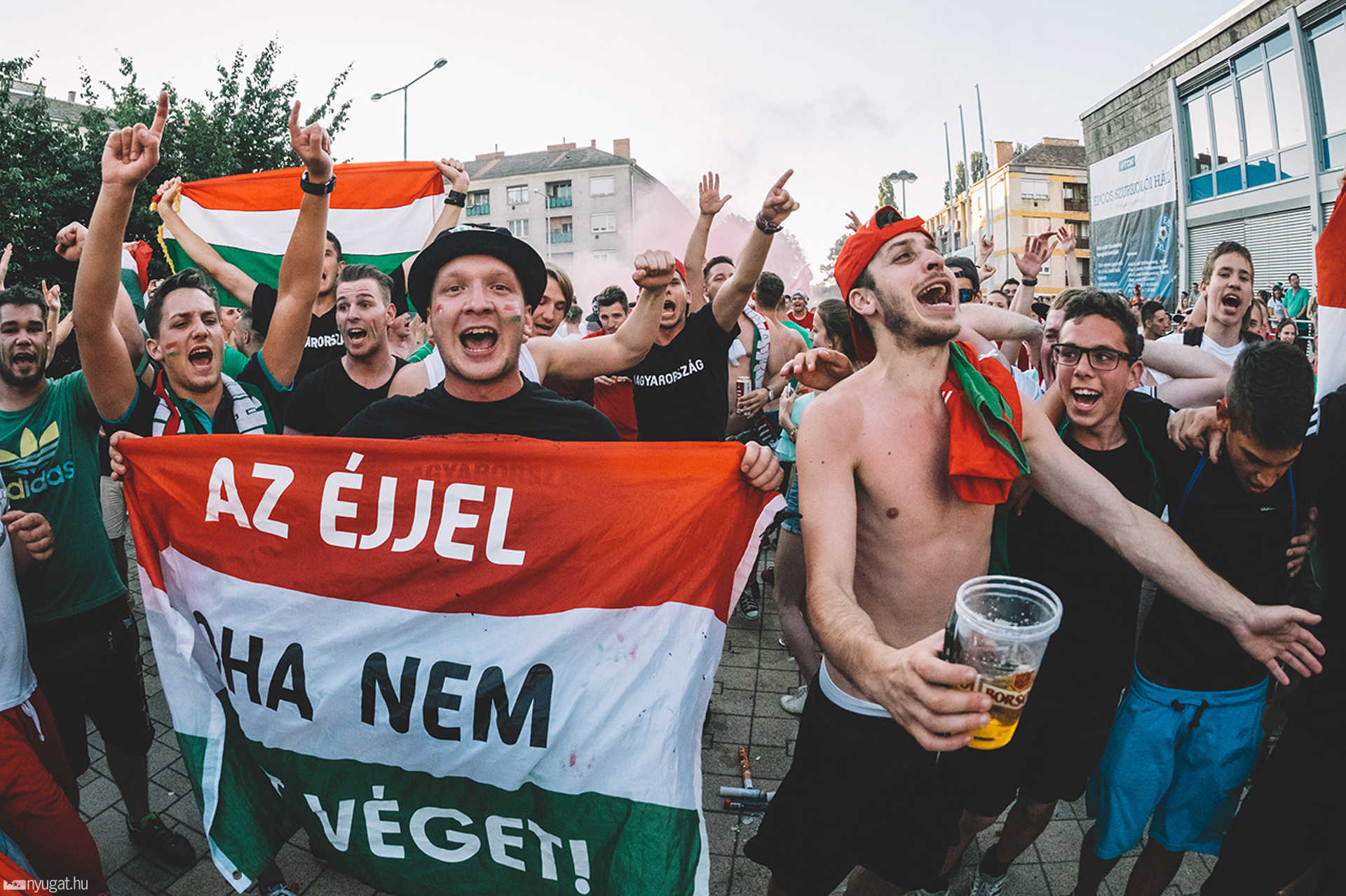 Ünnepelnek a szurkolók