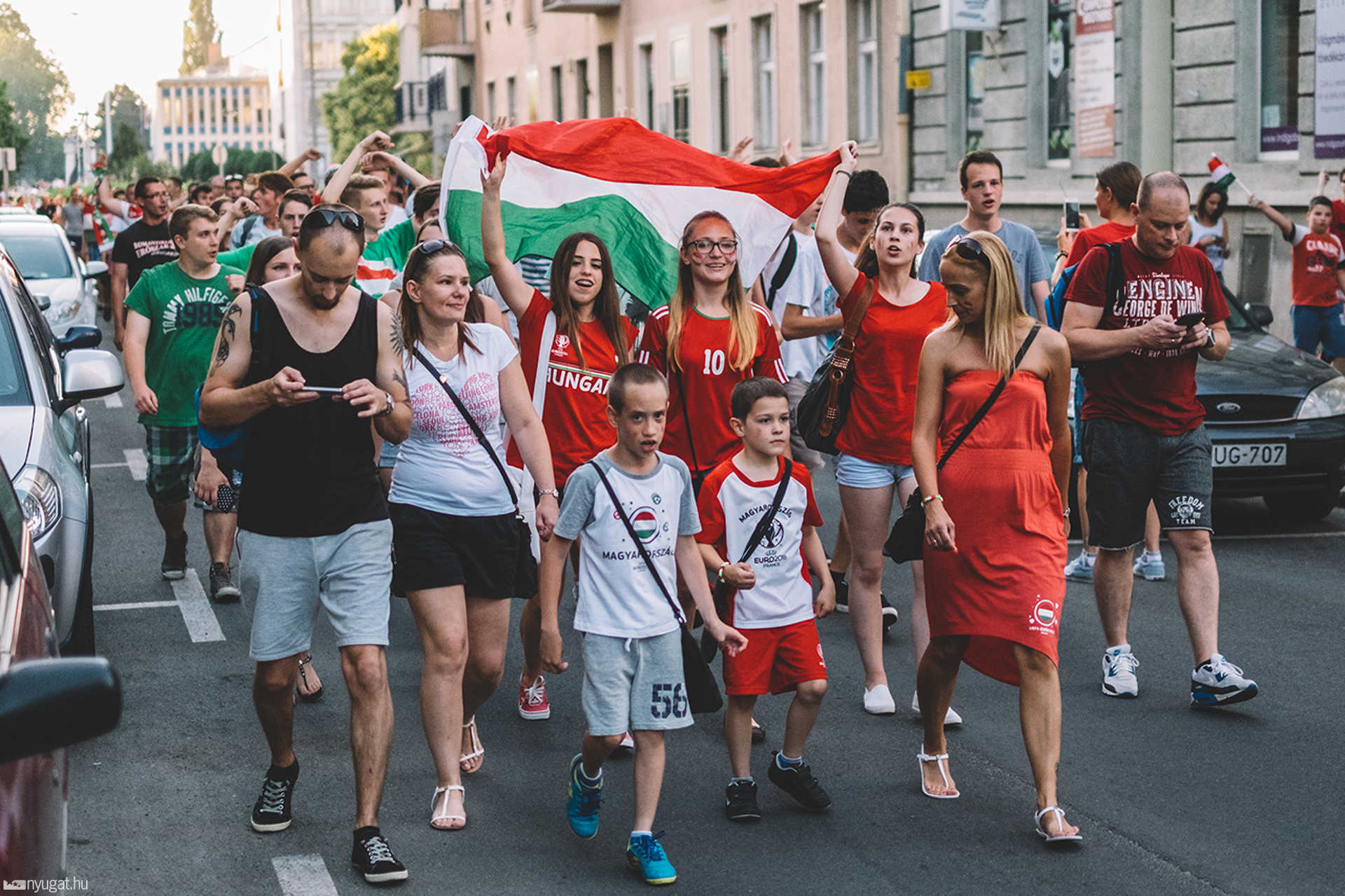 Ünnepelnek a szurkolók