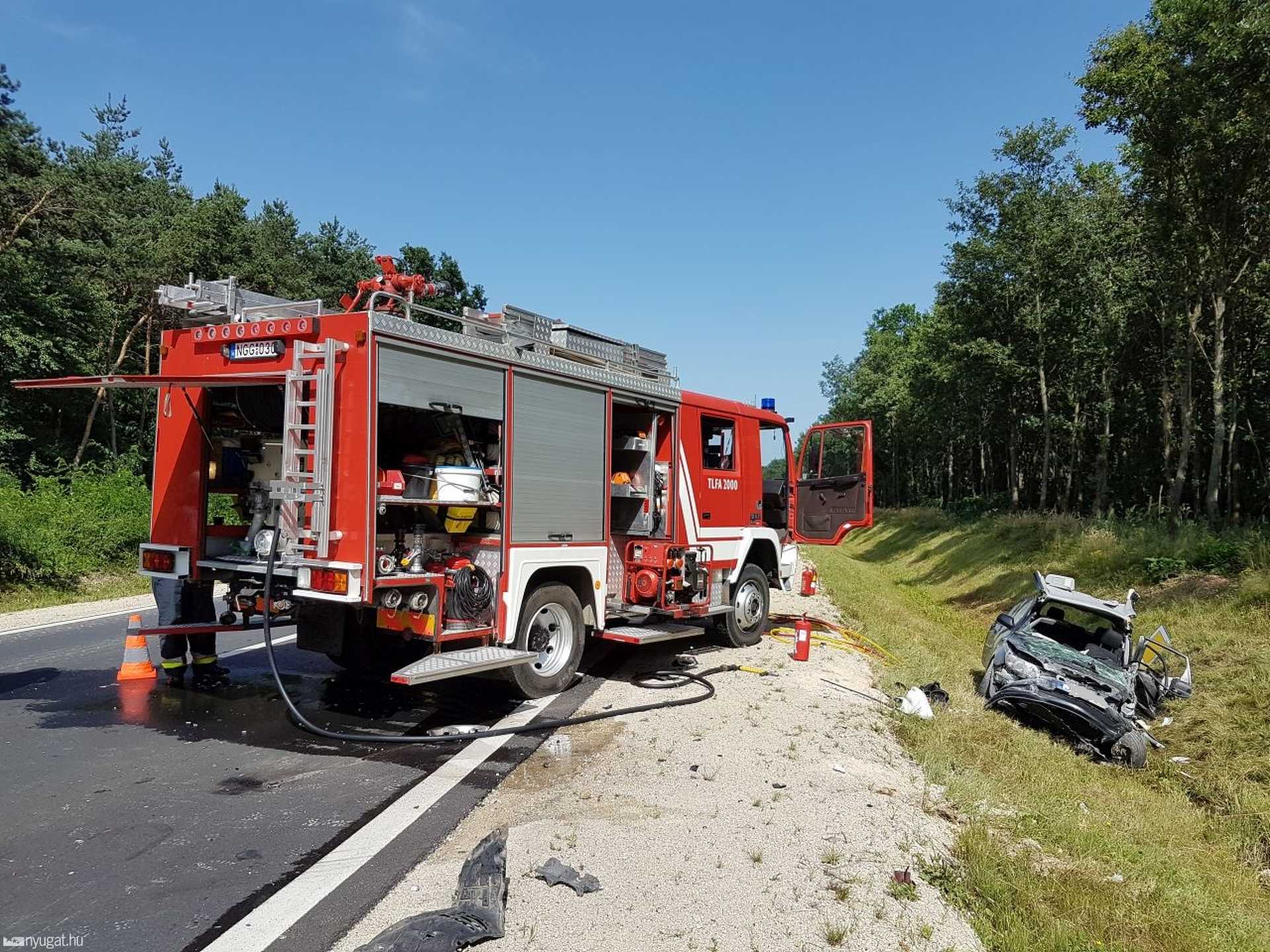 Két autó ütközött a 8-as főúton
