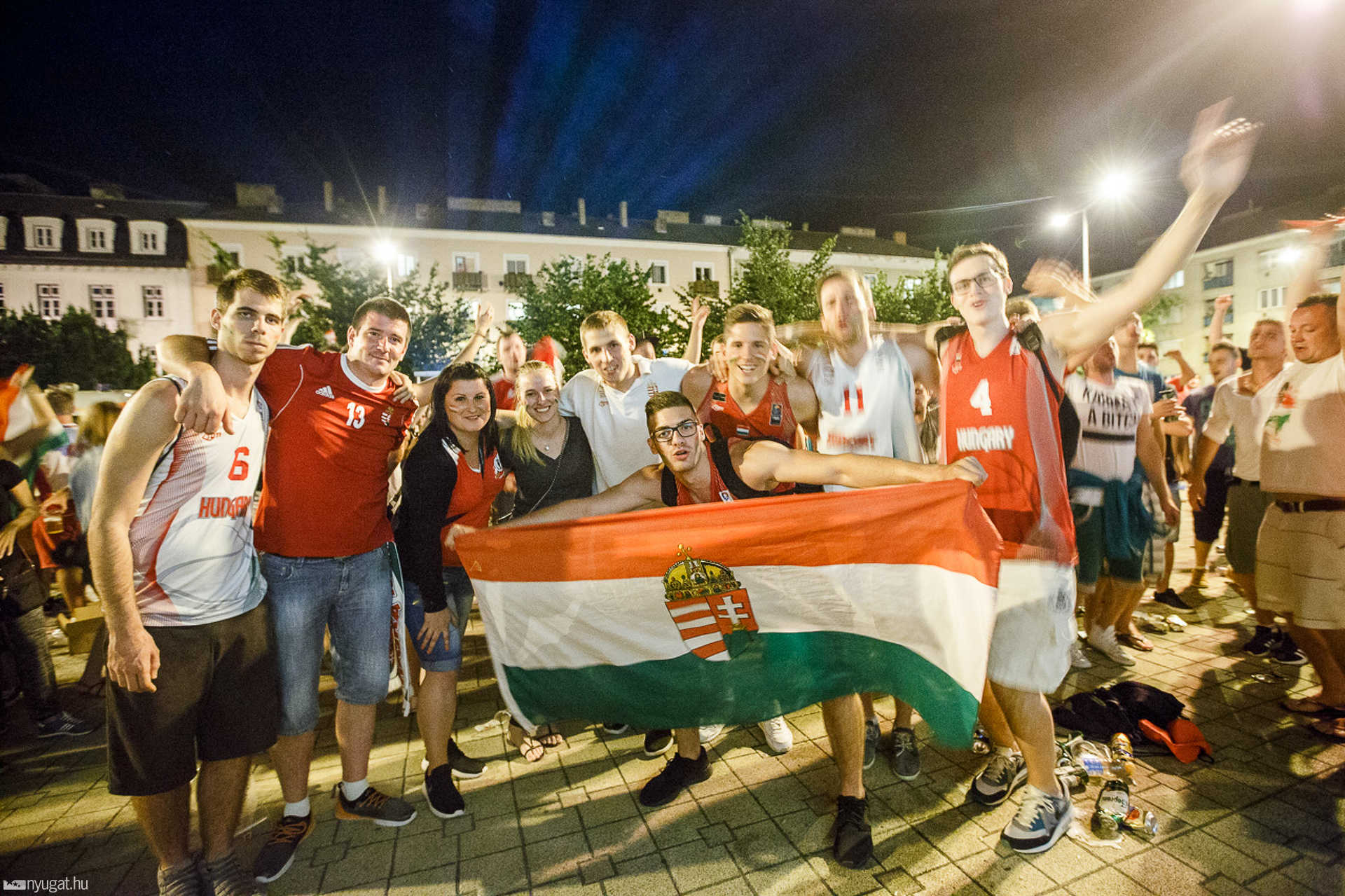 Ünneplő szurkolók Szombathelyen az utolsó magyar Eb-meccs után