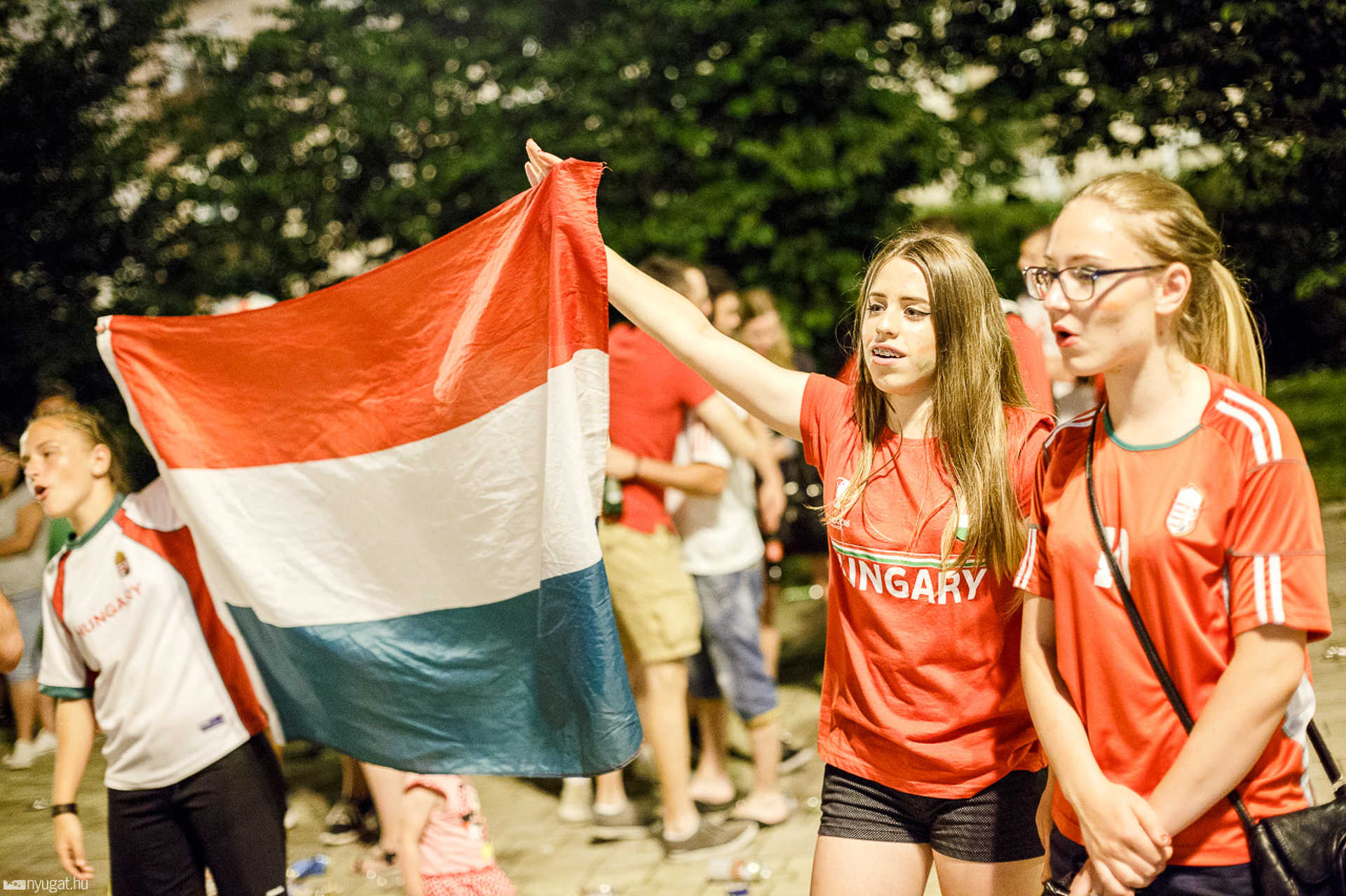 Ünneplő szurkolók Szombathelyen az utolsó magyar Eb-meccs után