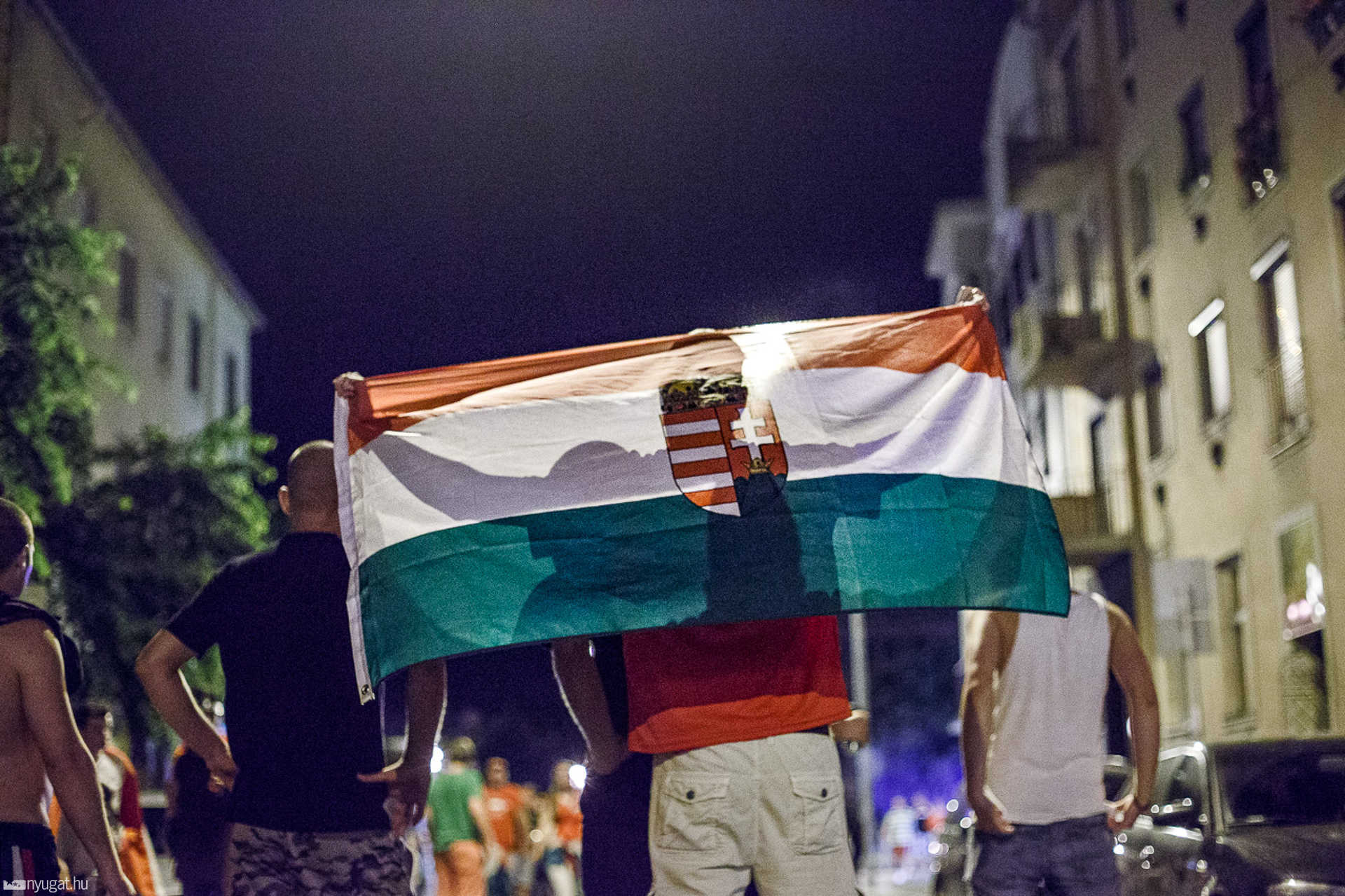Ünneplő szurkolók Szombathelyen az utolsó magyar Eb-meccs után