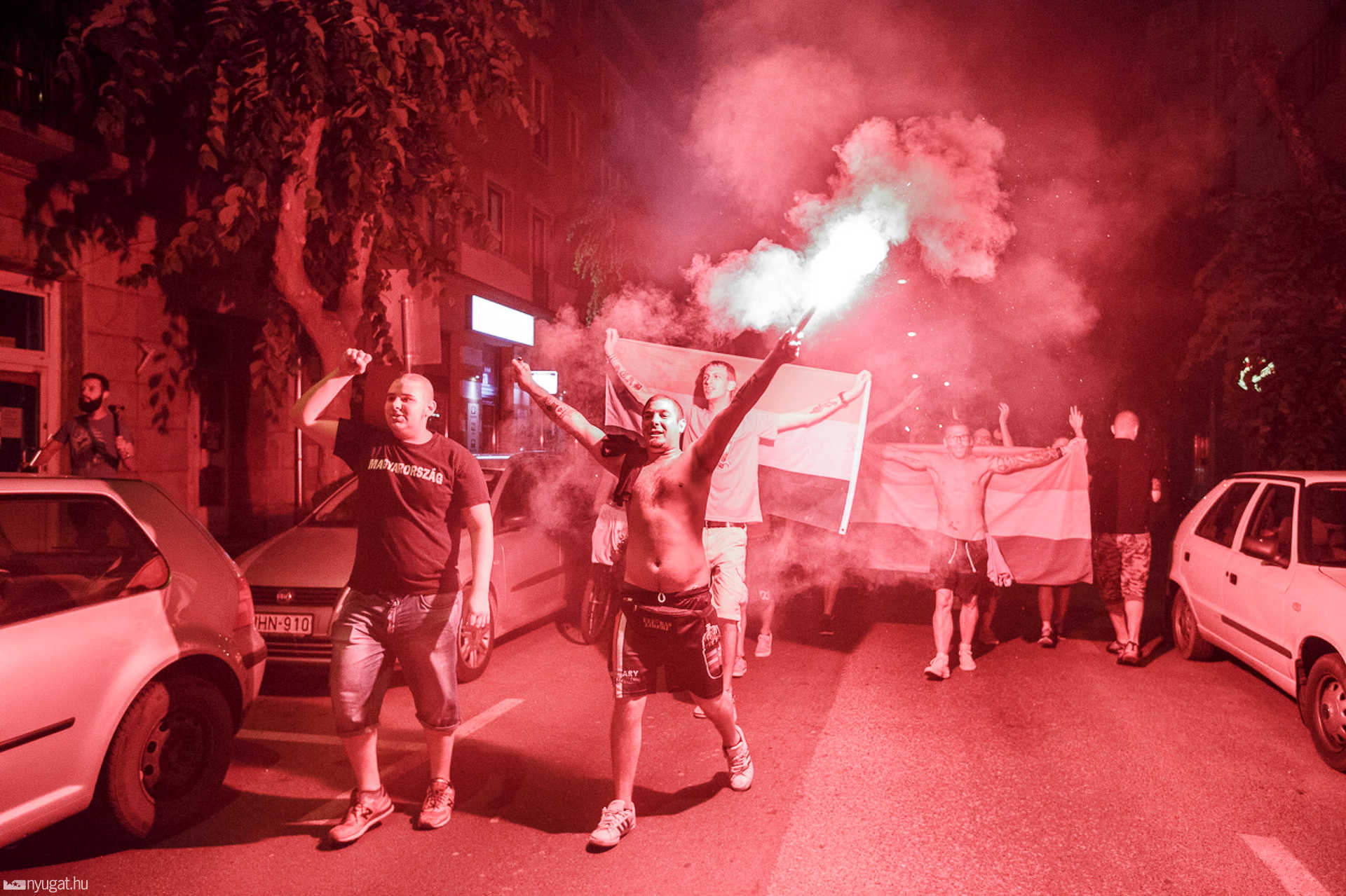 Ünneplő szurkolók Szombathelyen az utolsó magyar Eb-meccs után