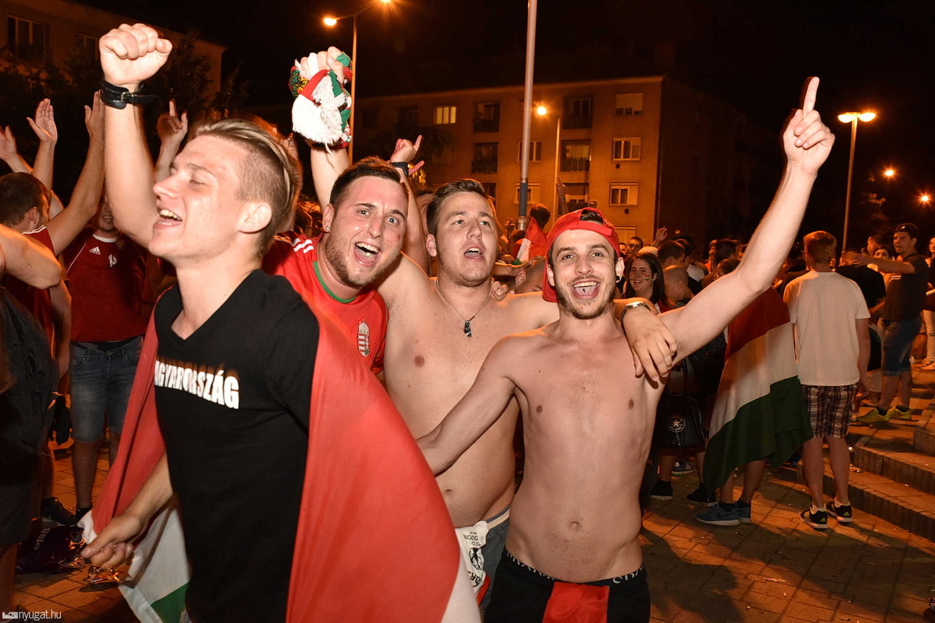 Szurkolók a magyar-belga meccs ideje alatt, Szombathelyen
