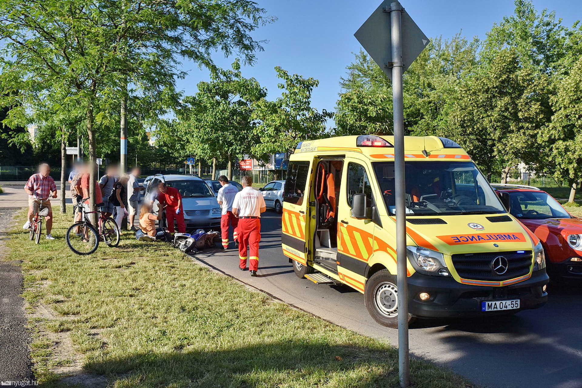 Autó hátuljának ütközött, megsérült a robogós Szombathelyen