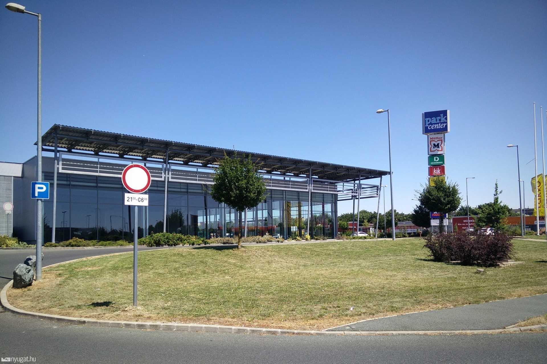 Behajtani tilos tábla a Park Centernél