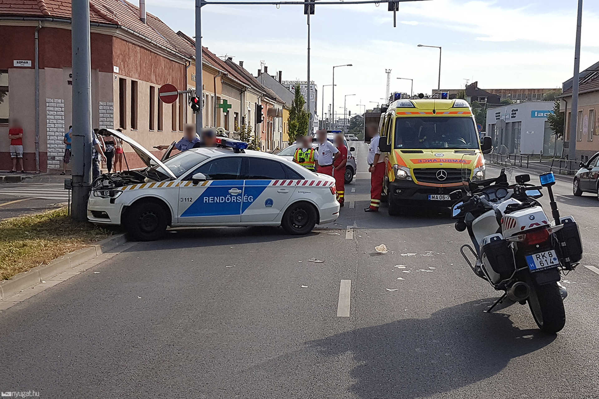 Villanyoszlopnak csapódott egy rendőrautó Szombathelyen