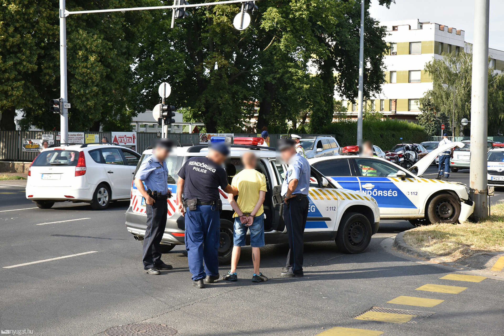 Villanyoszlopnak csapódott egy rendőrautó Szombathelyen