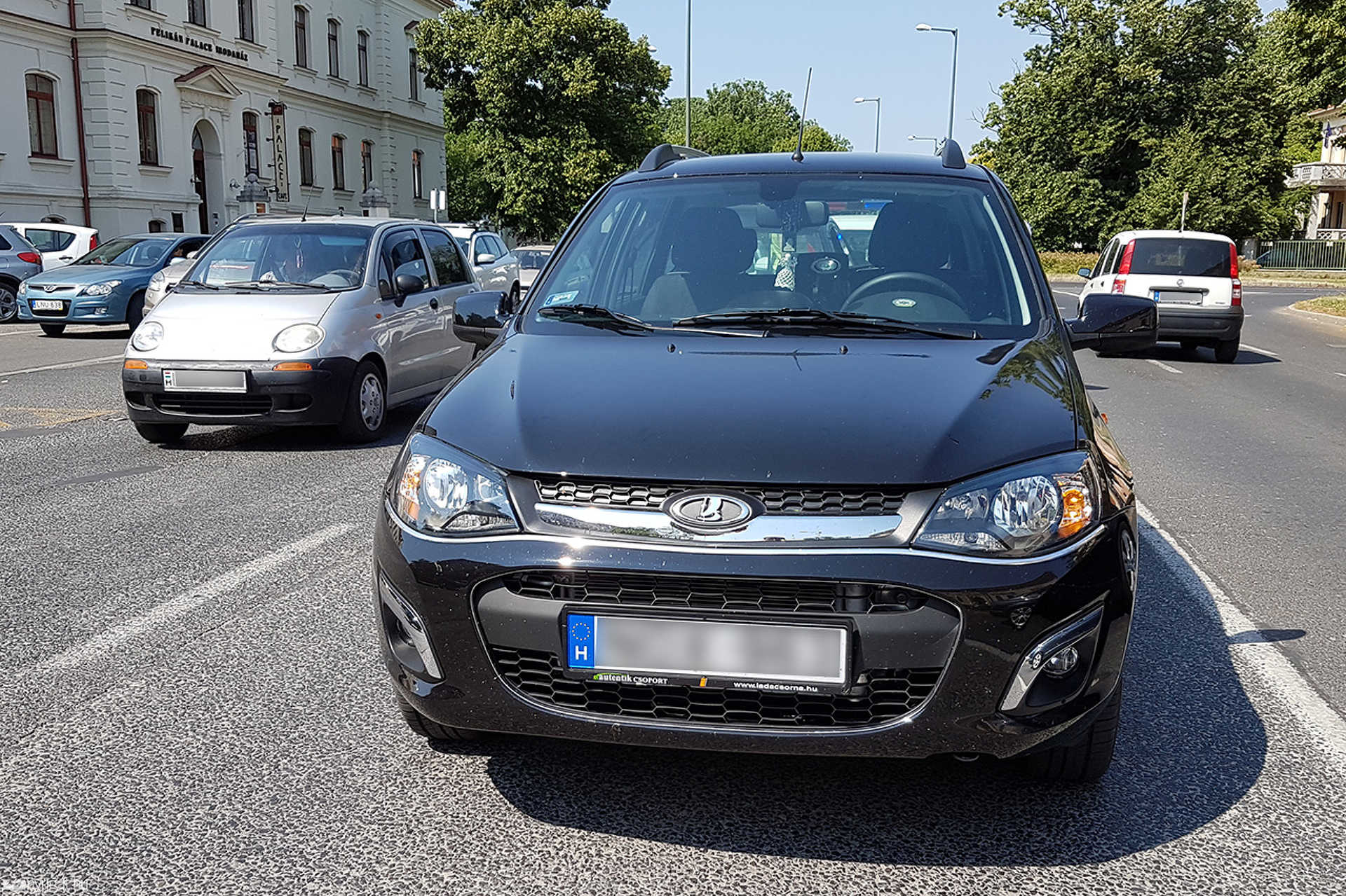 Kocsisorba szaladt a Mazda Szombathely belvárosában