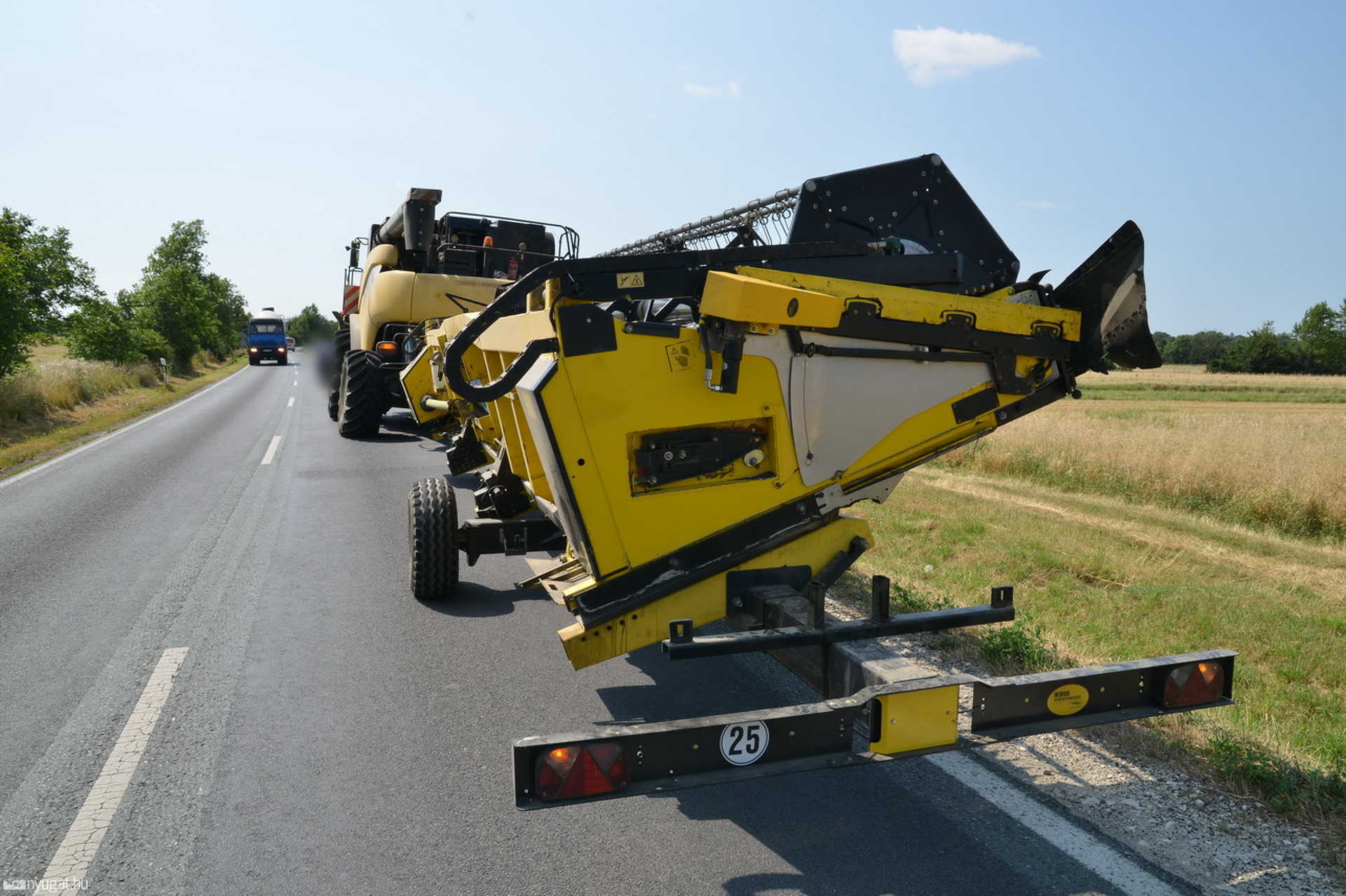 Kombájnnal ütközött egy Opel a 87-es főúton