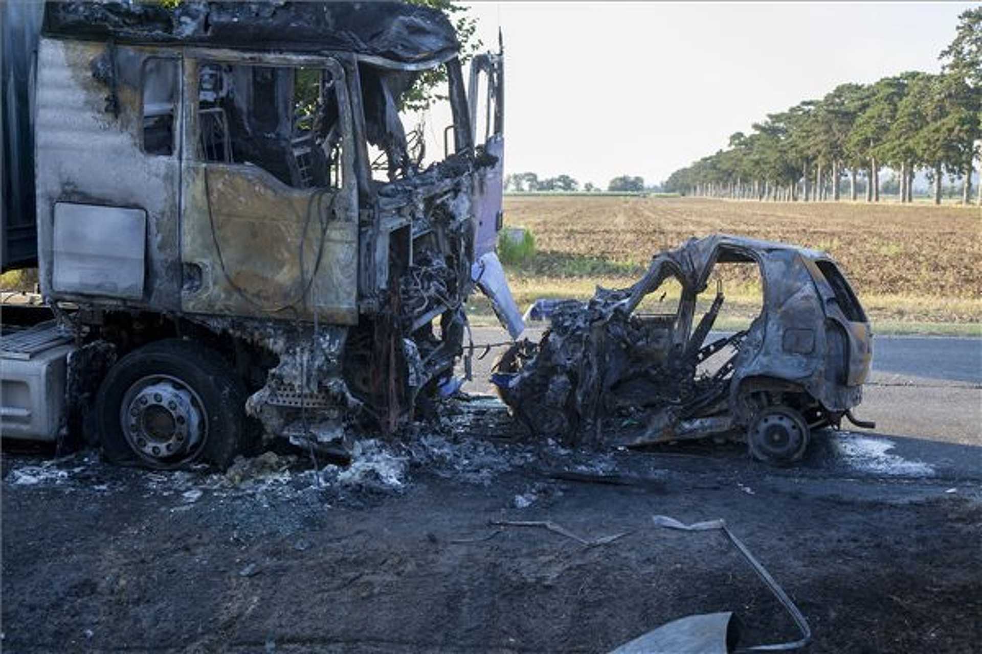Bennégett egy sofőr a kocsijában