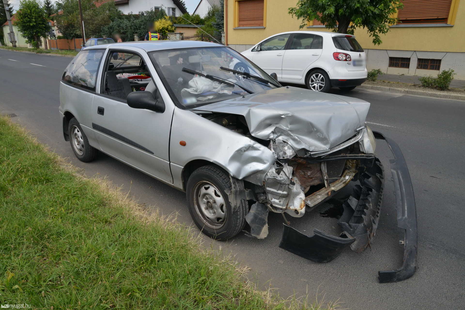 Két szemályautó ütközött Szombathelyen, a 11-es Huszár úton
