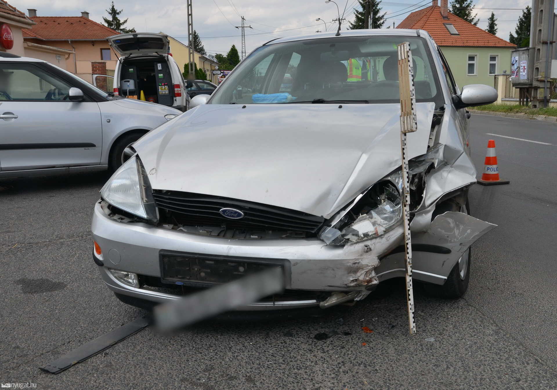 Két szemályautó ütközött Szombathelyen, a 11-es Huszár úton