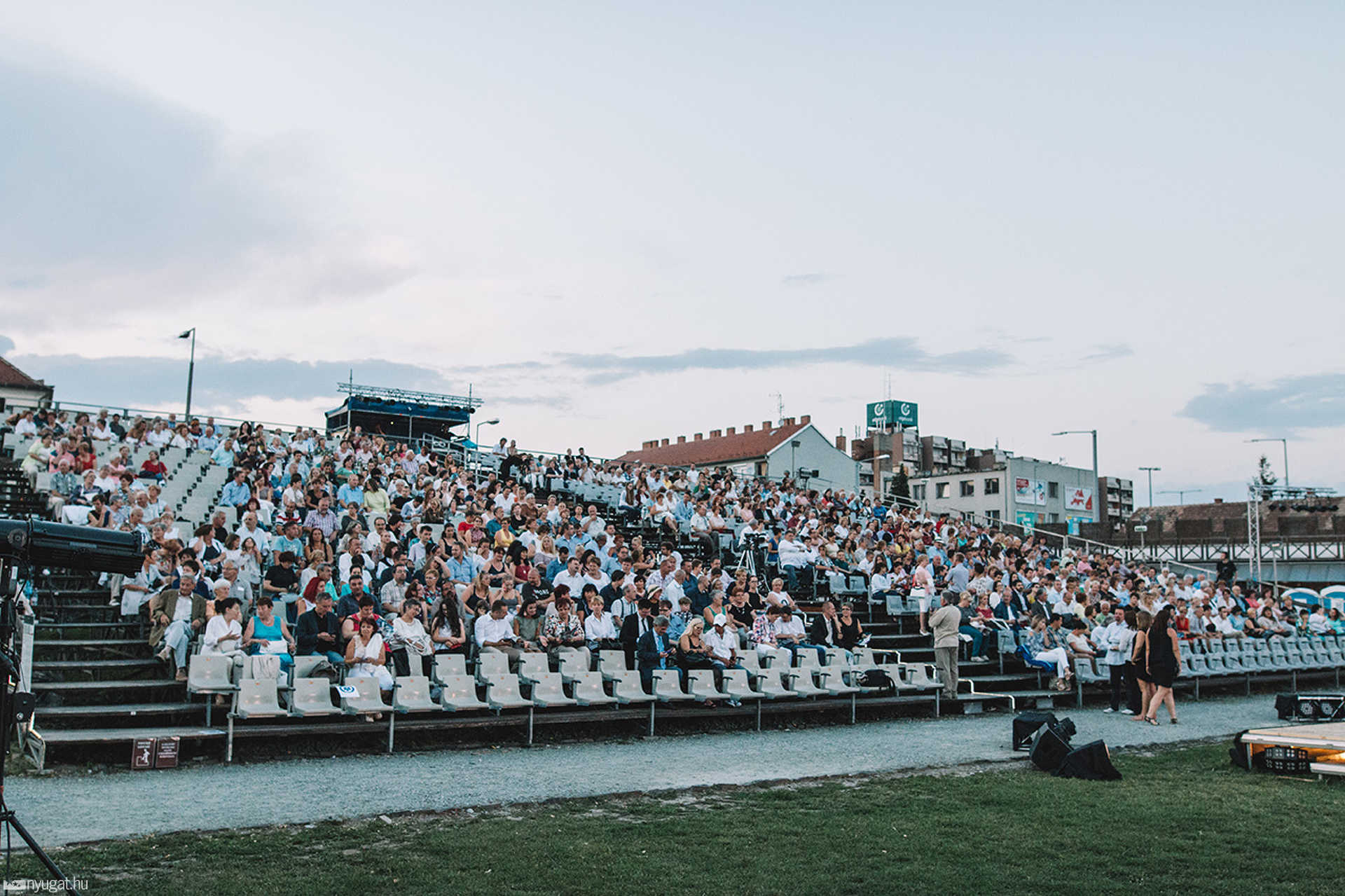 Érkező vendégek a Szent Márton rock passióra