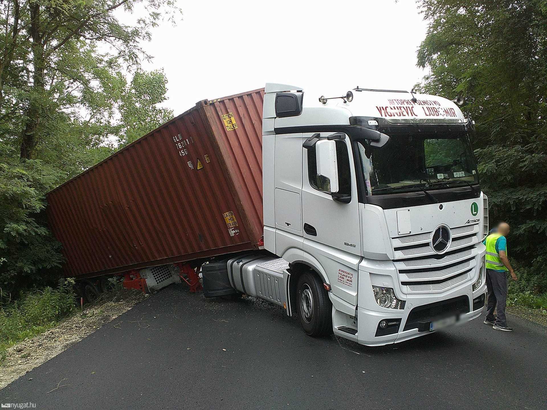 Kamionbaleset miatt teljes útzár a 86-oson