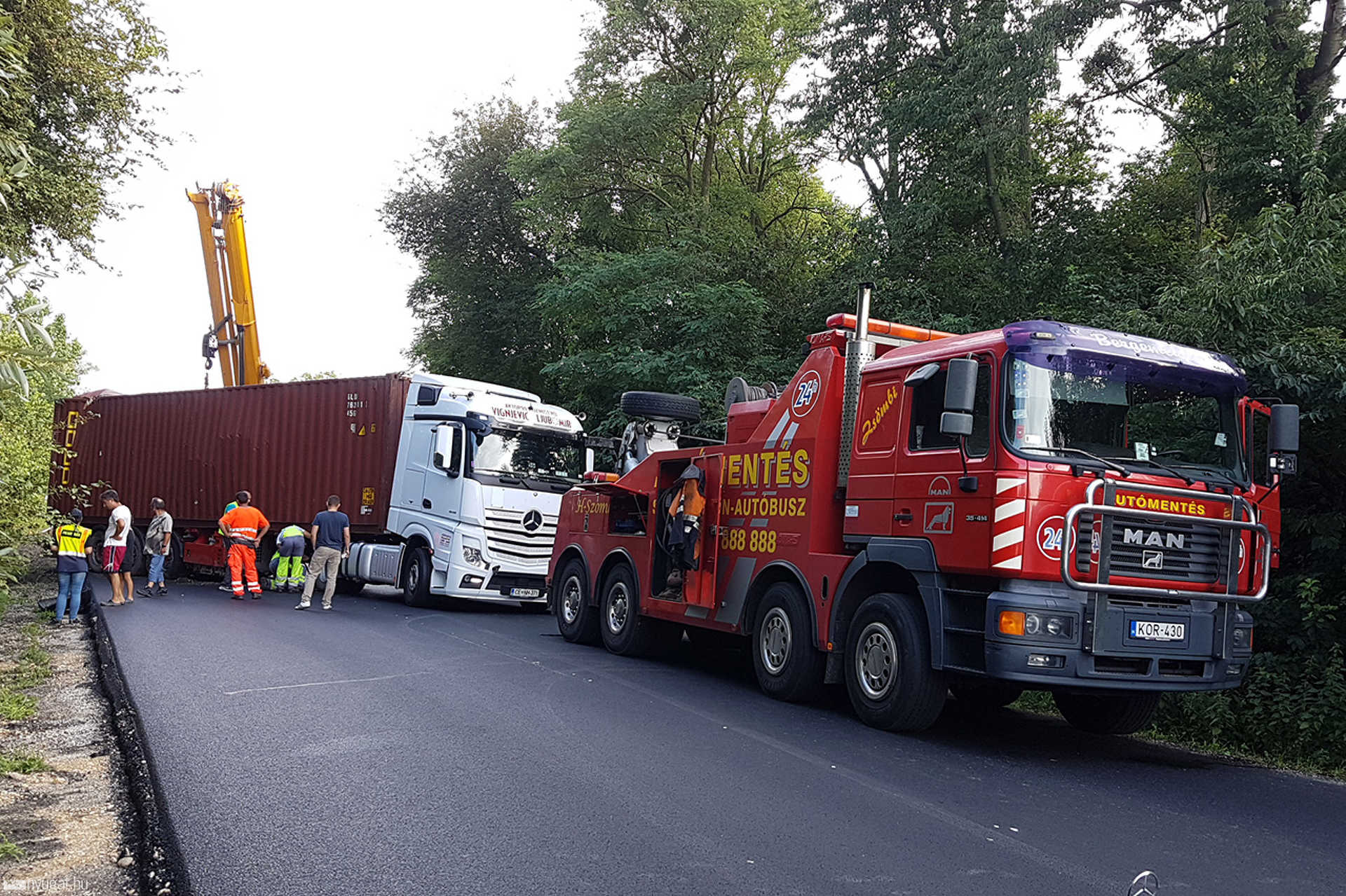 Kamionbaleset miatt teljes útzár a 86-oson