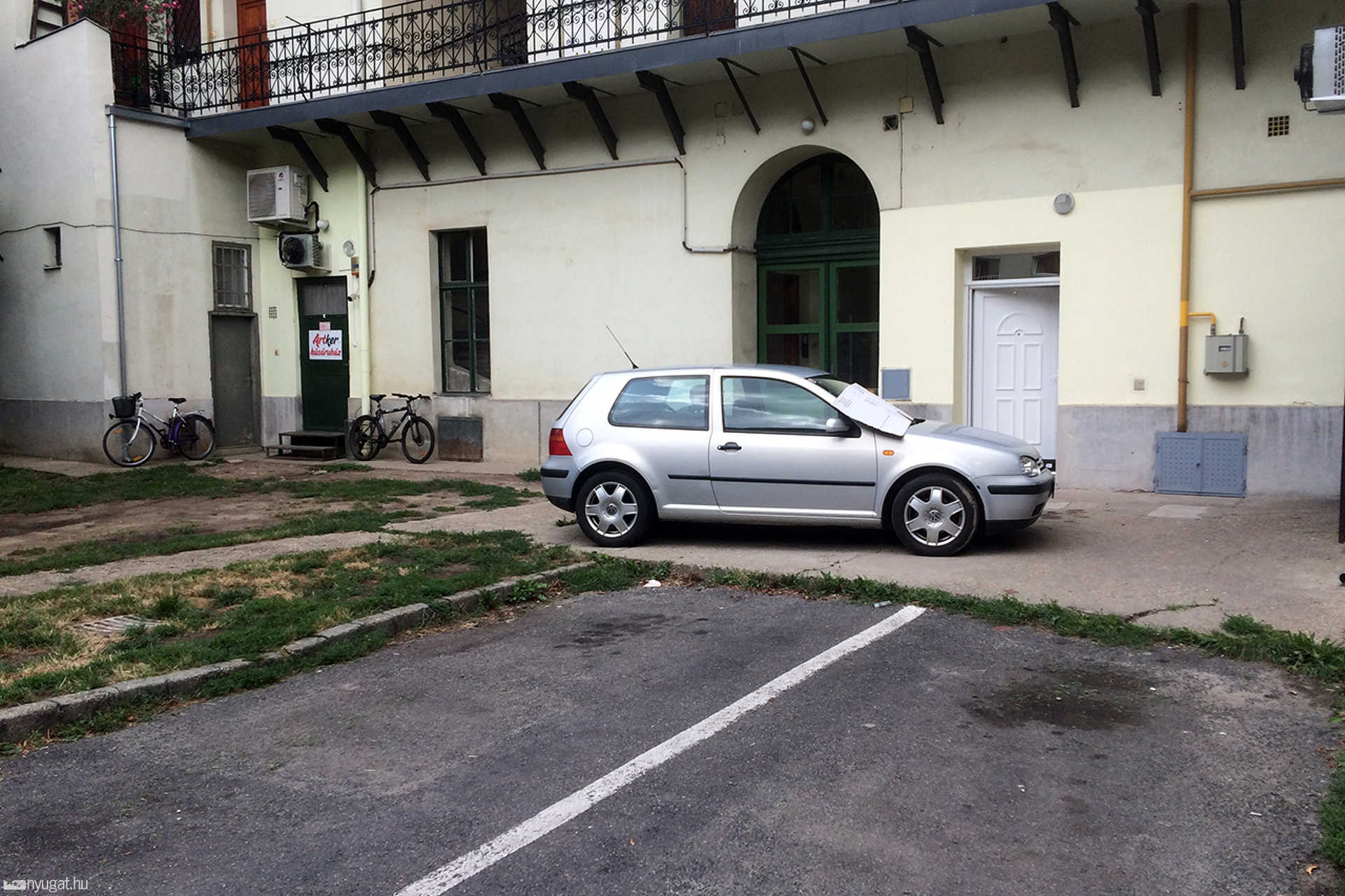 Autó a járdán