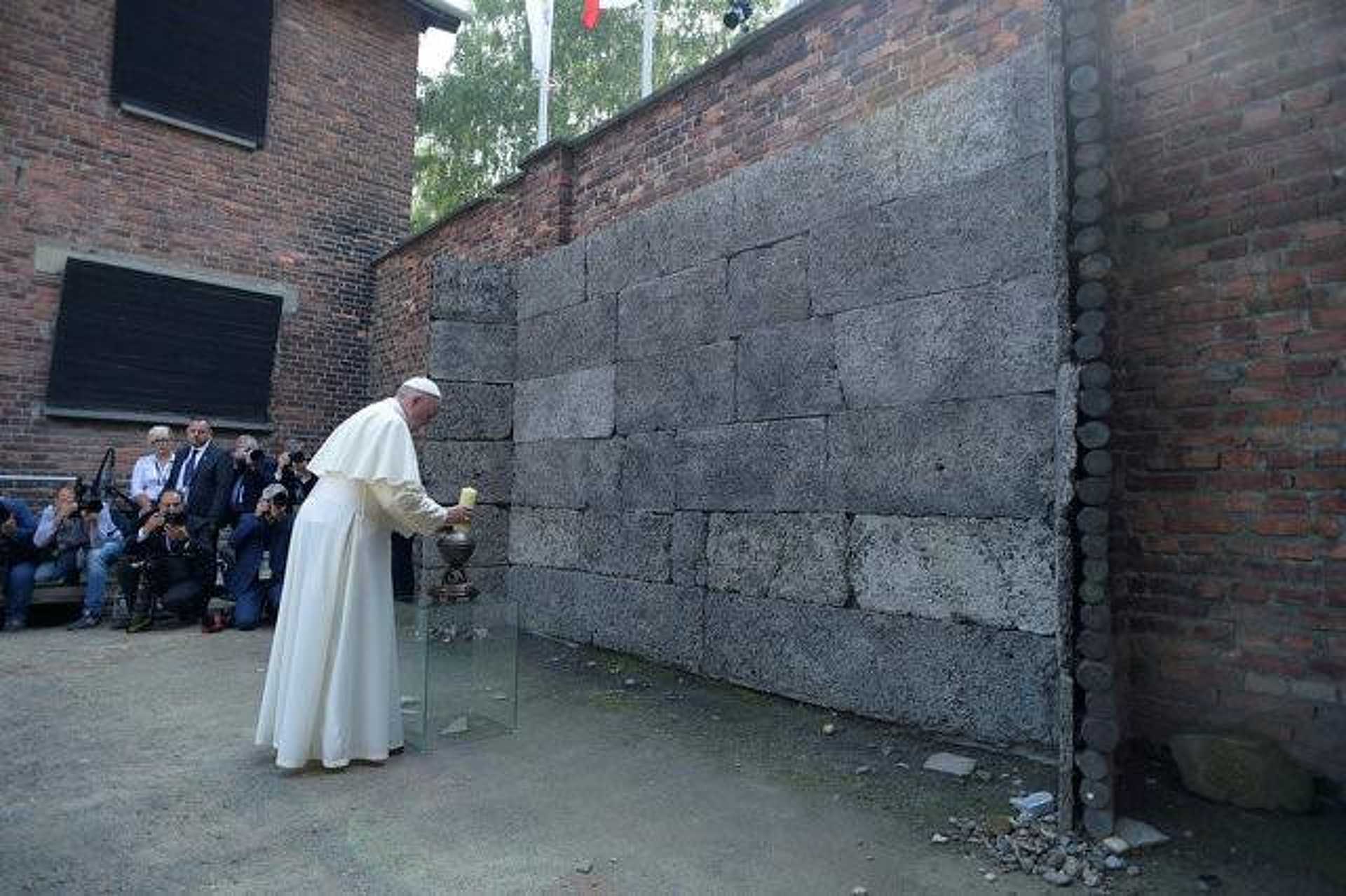 Ferenc pápa Auschwitzban