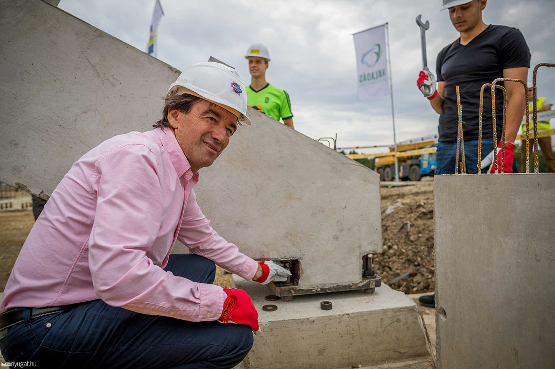 Az épülő stadion lelátójának első betonelem-beemelése