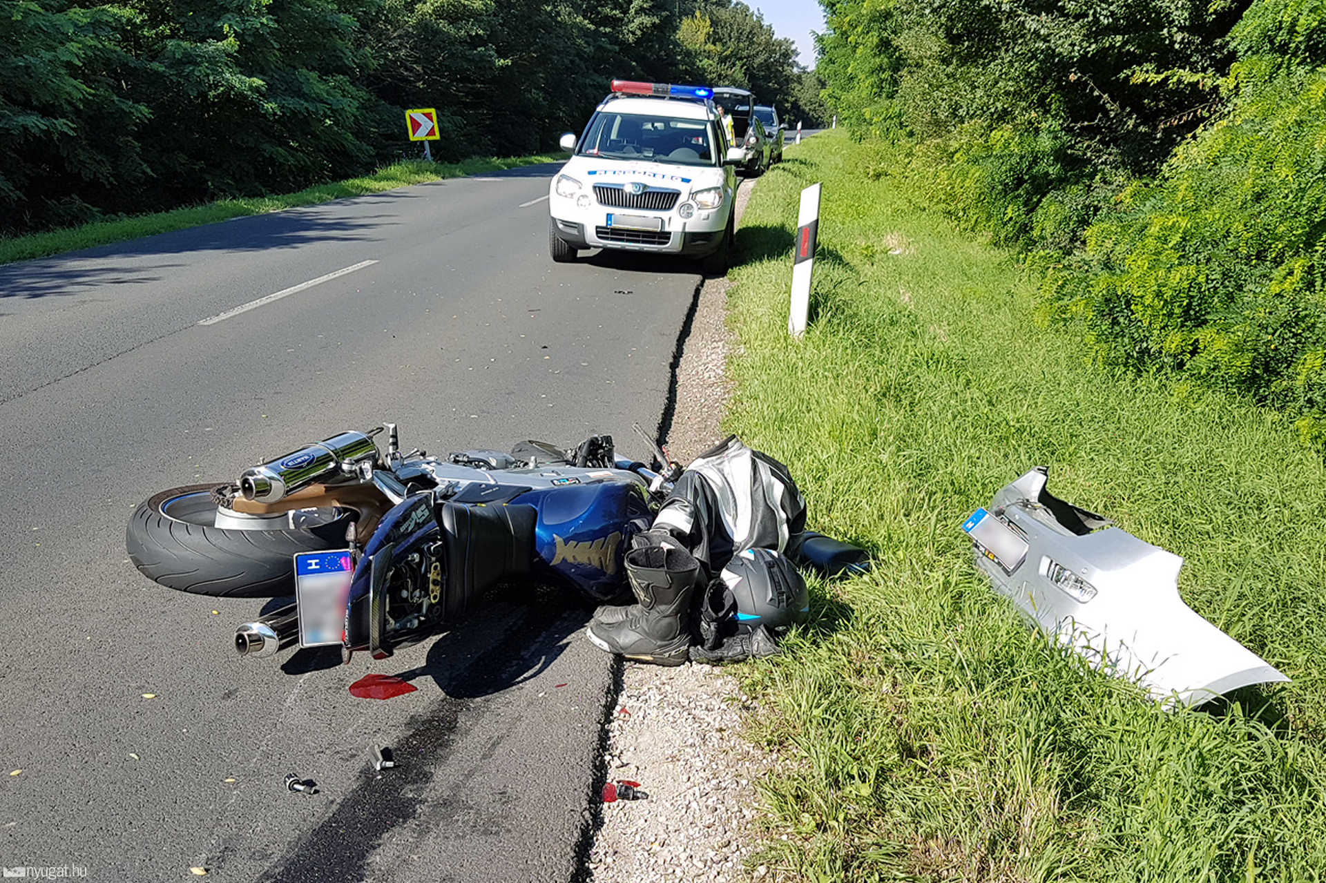 Mentő miatt lassító autóba csapódott egy motoros Sitke közelében