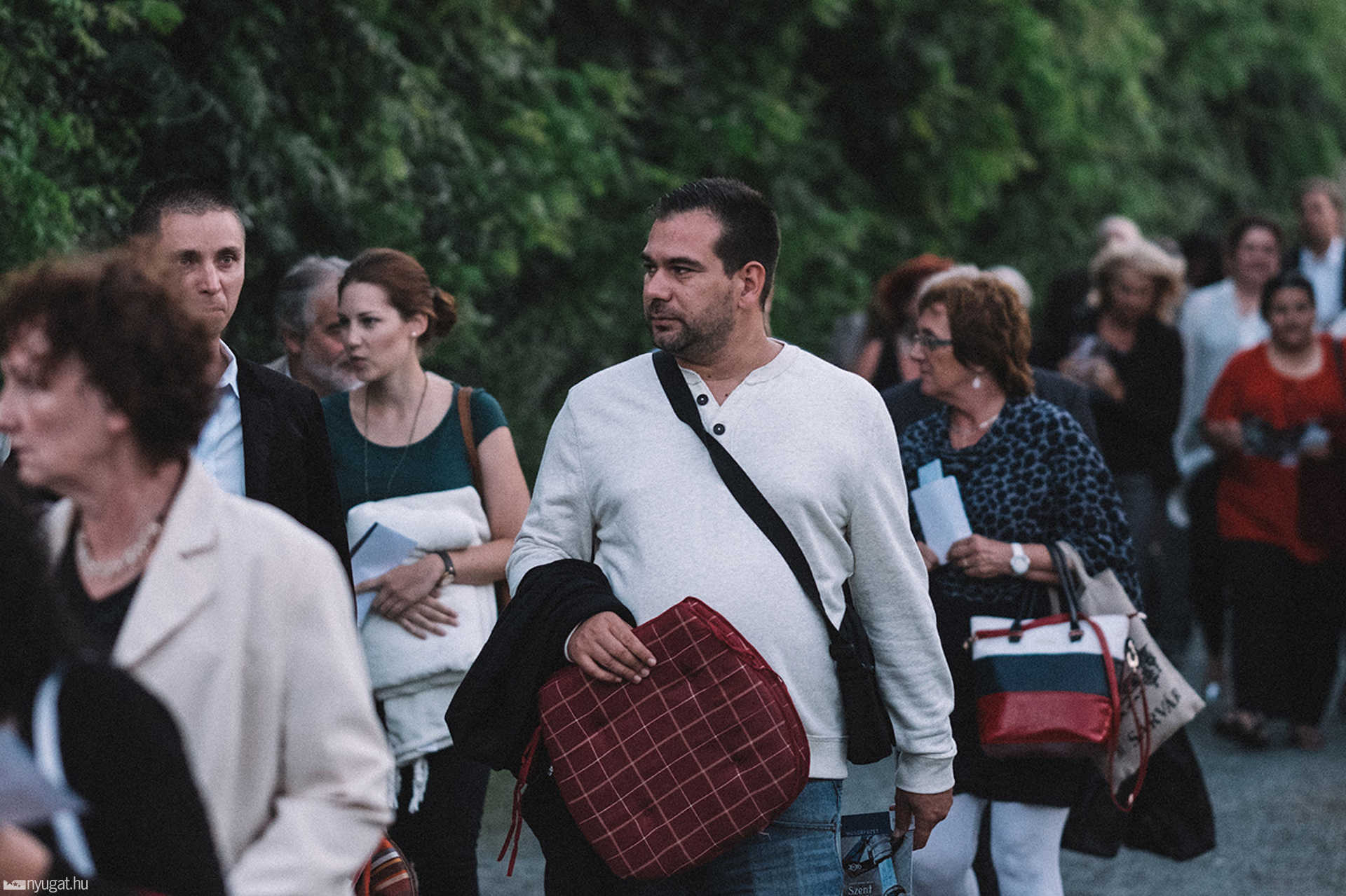 Érkezek a nézők a sevillai borbély előadásra