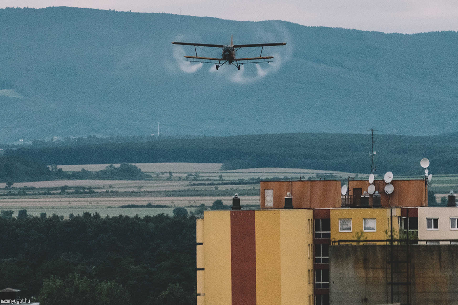 Szúnyogirtás AN-2 repülőgéppel