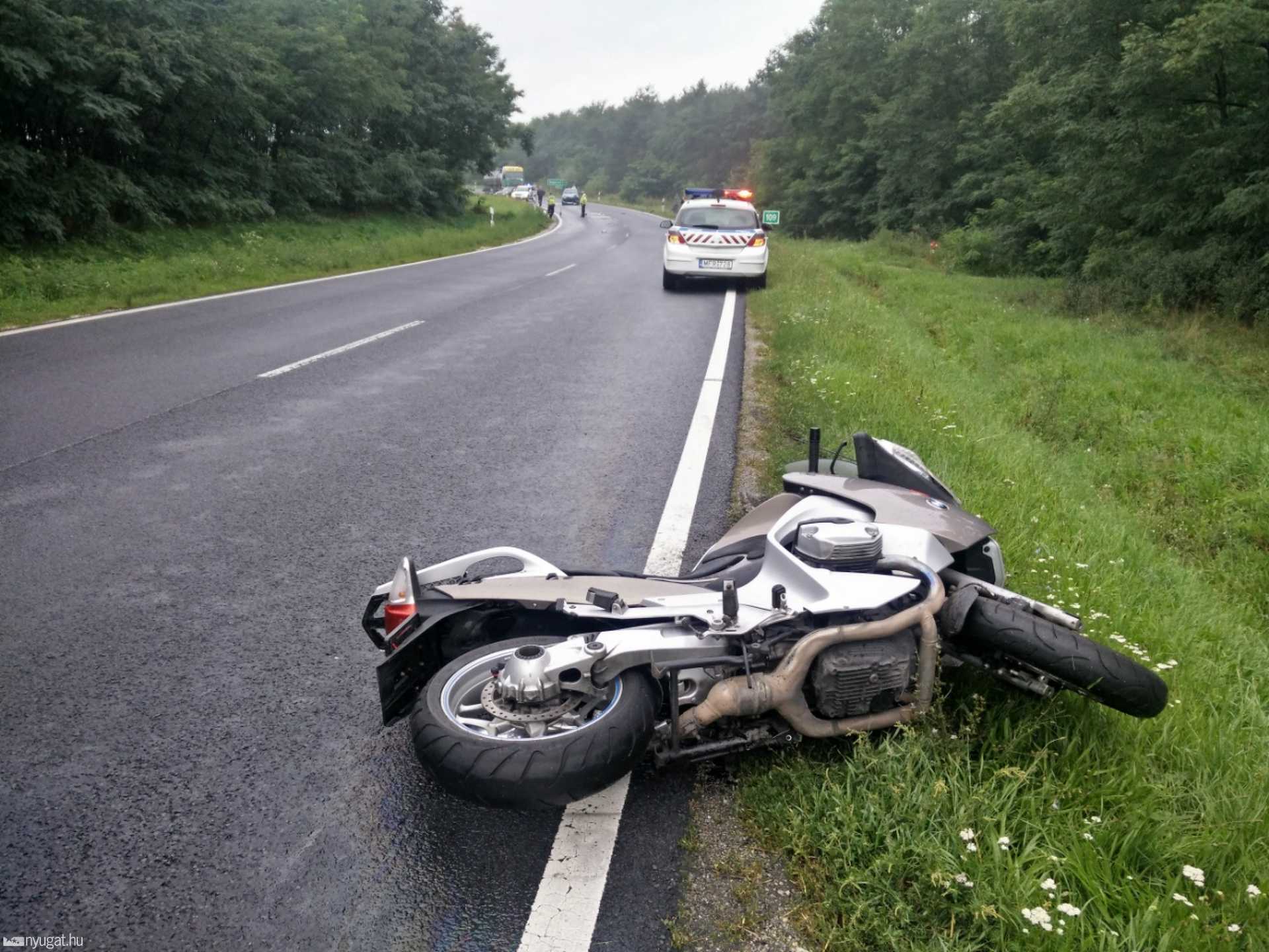 Motor és személyautó ütközött Vasegerszeg közelében