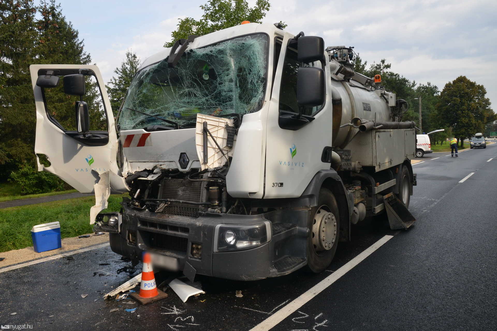 Szippantó autó hajtott kamionba Balogunyomnál