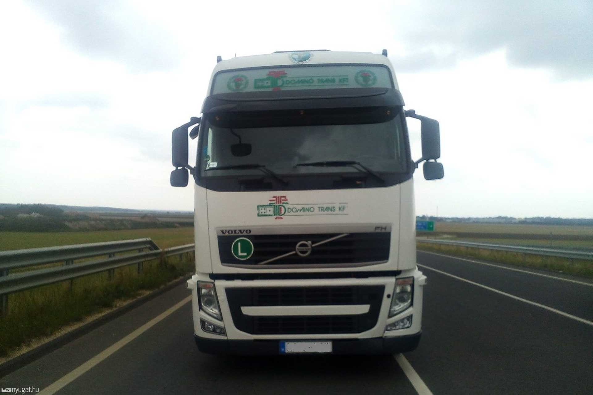 Kamion és VW ütközött a vépi felüljárón