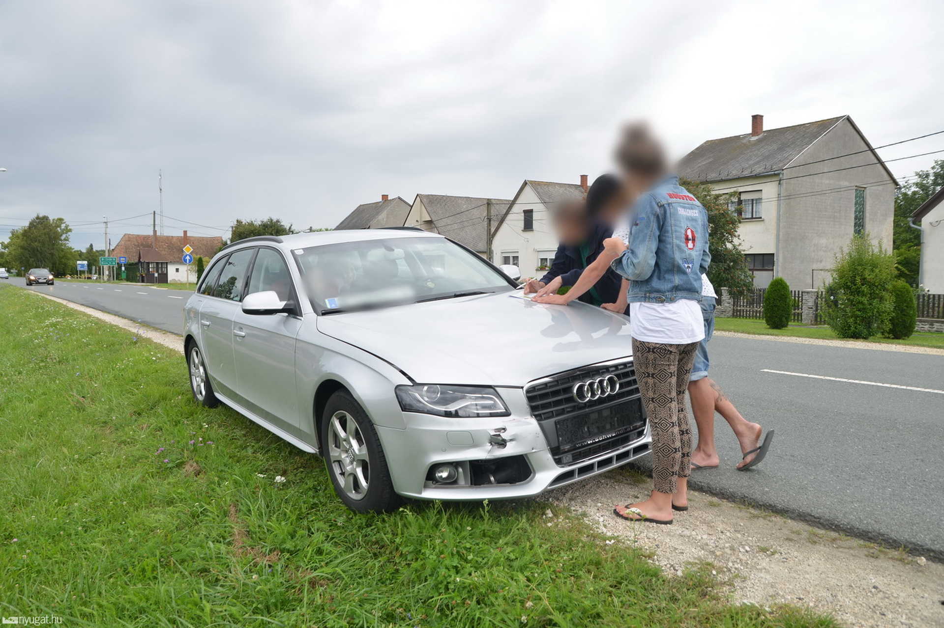 Ráfutásos baleset a 84-es főúton, Tompaládony belterületén