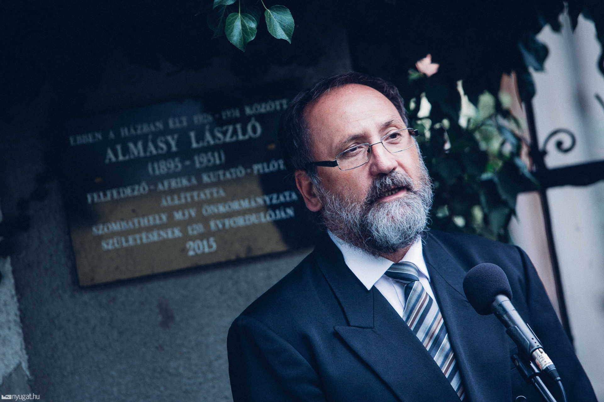 Megkoszorúzták Almásy László emléktábláját