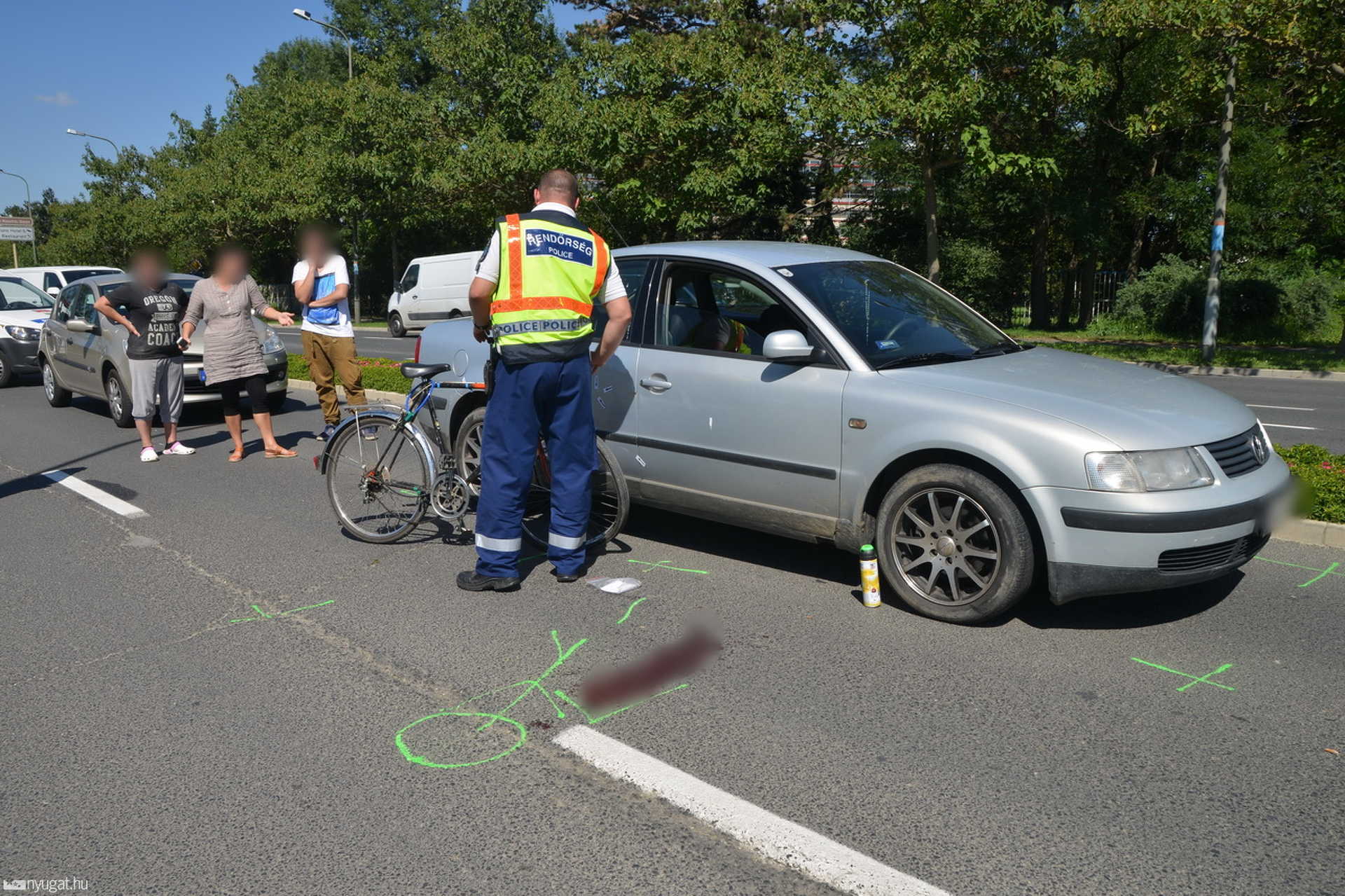 Autónak hajtott biciklijével az Emlékműnél