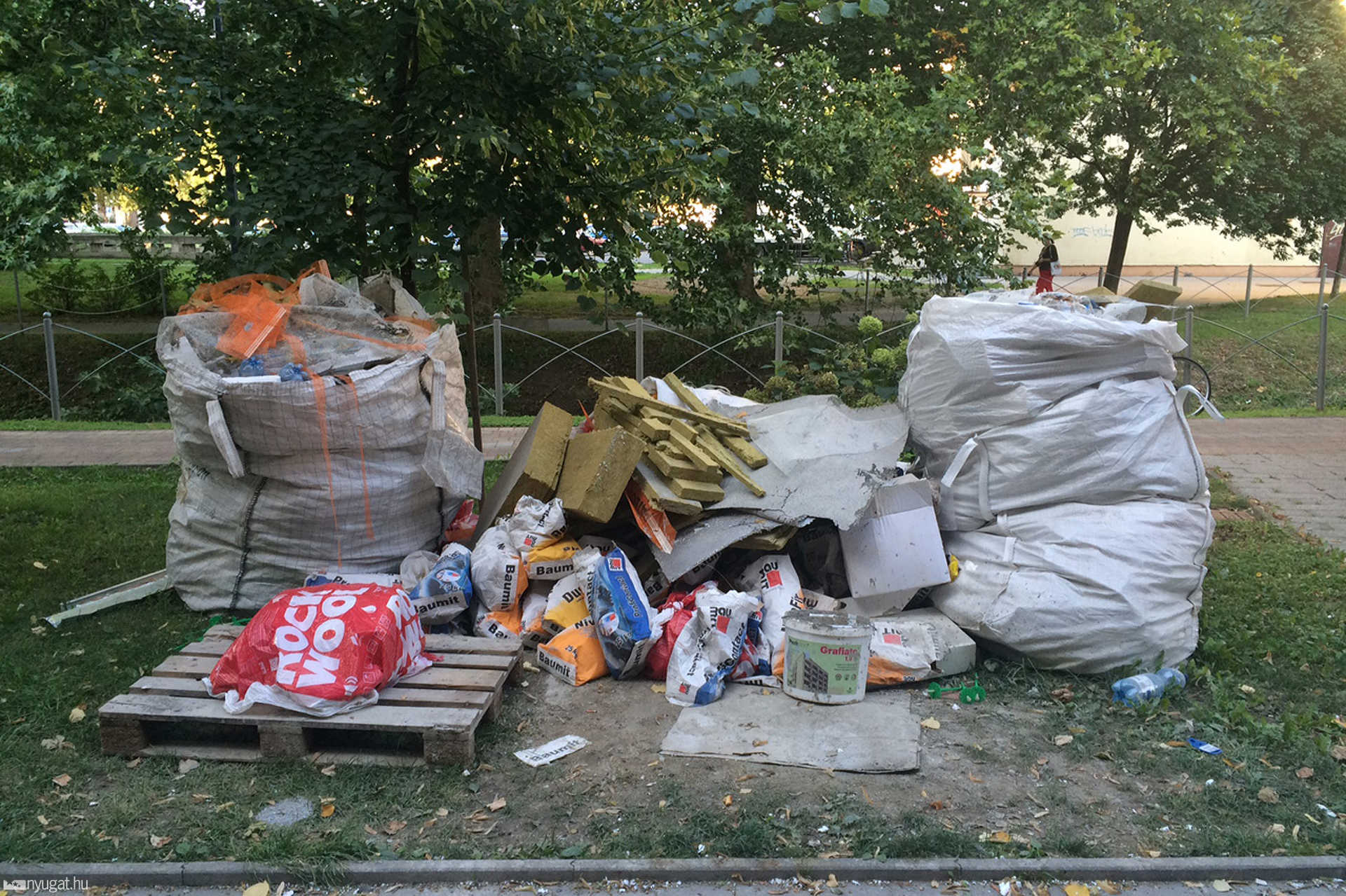 Füves terület a Gyöngyösparti sétányon
