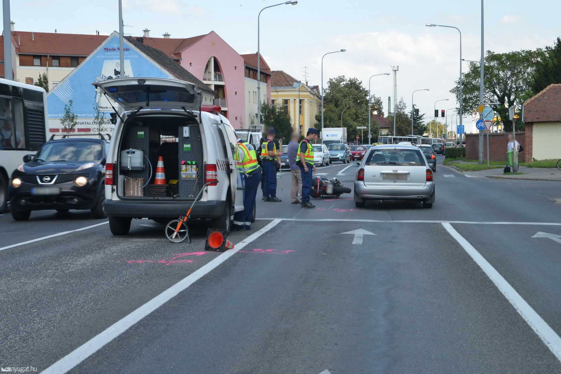 Motor és autó koccant a Szen Márton utcán