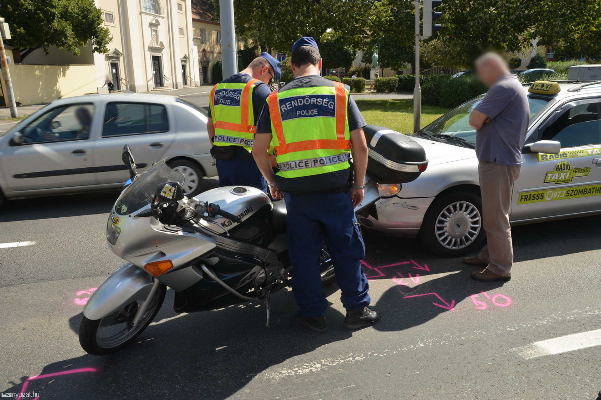 Motor és autó koccant a Szen Márton utcán