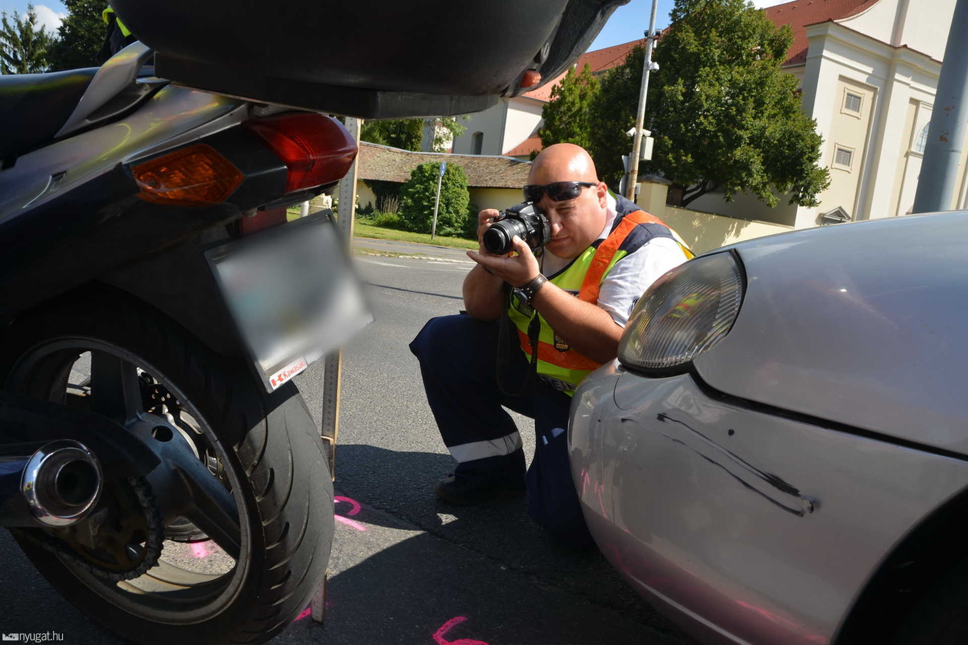 Motor és autó koccant a Szen Márton utcán