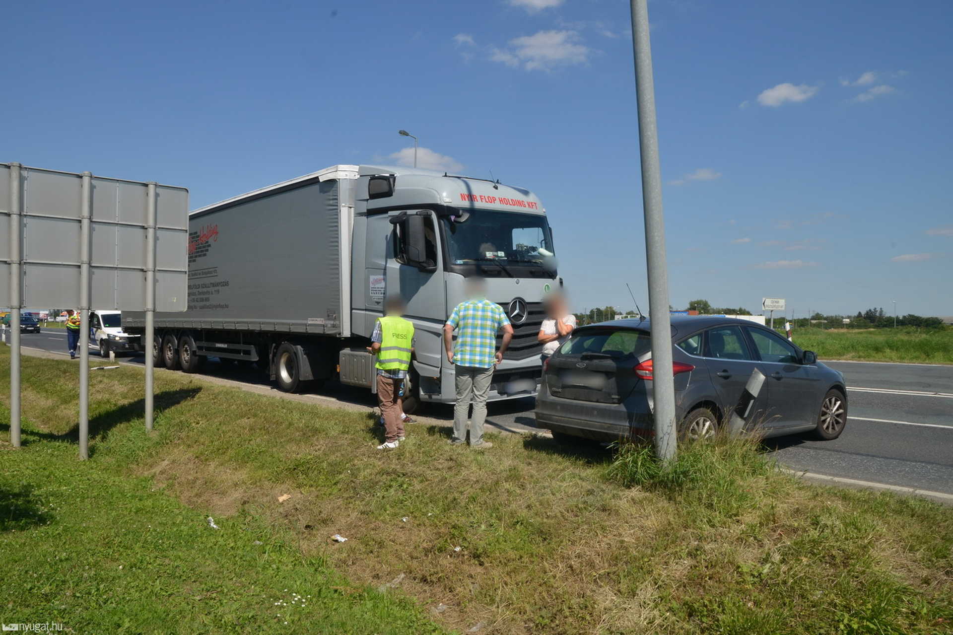 Holttérben lévő autót fordított maga elé egy kamion Szombathelynél