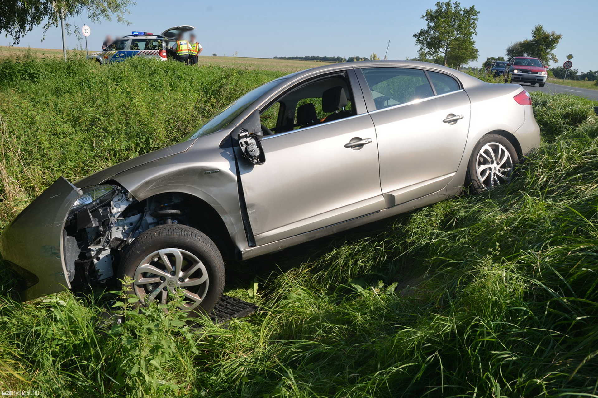 Két autó az árokba csapódott a 87-es úton