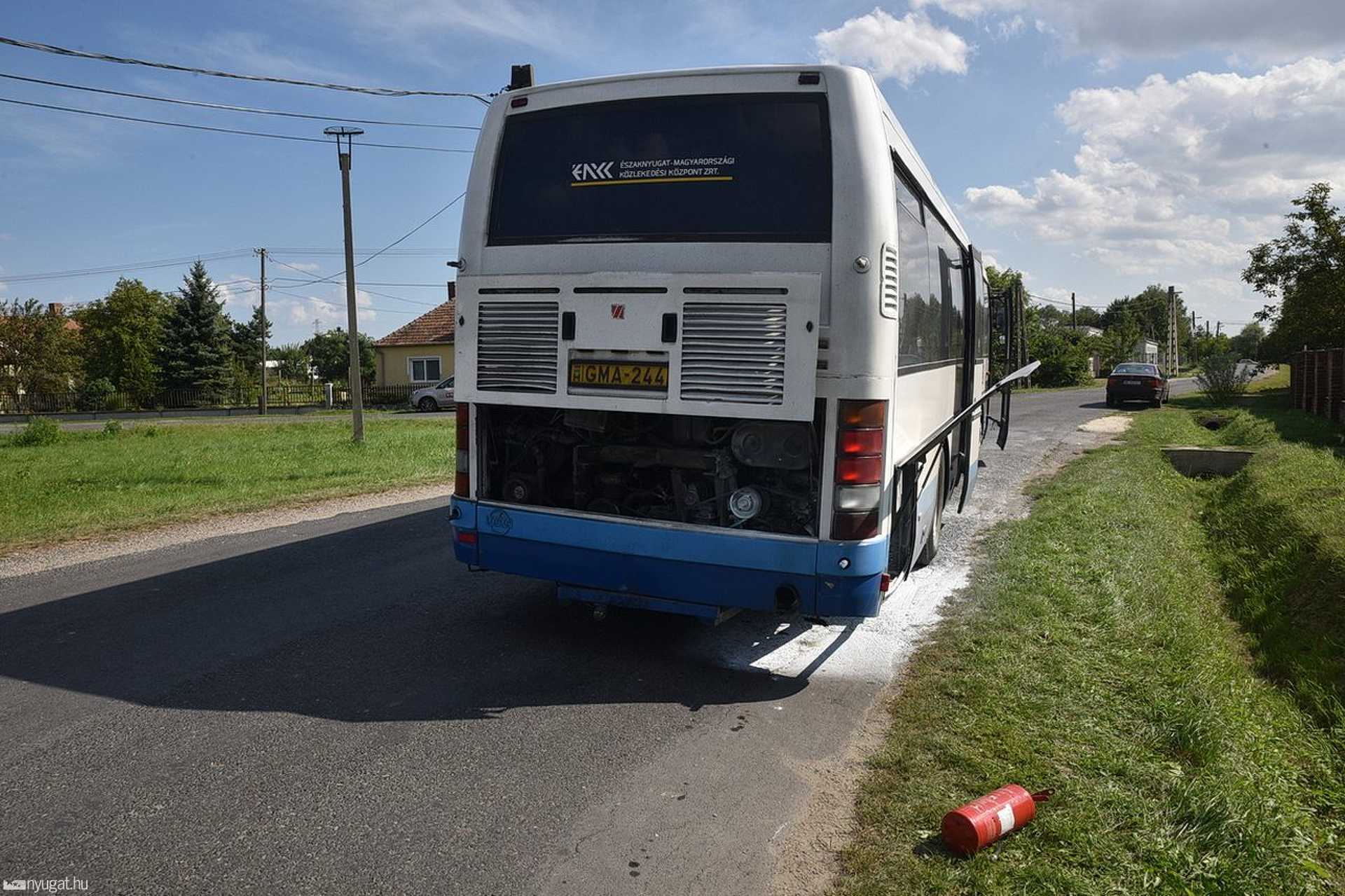 Kigyulladt a busz motortere Táplánszentkereszten