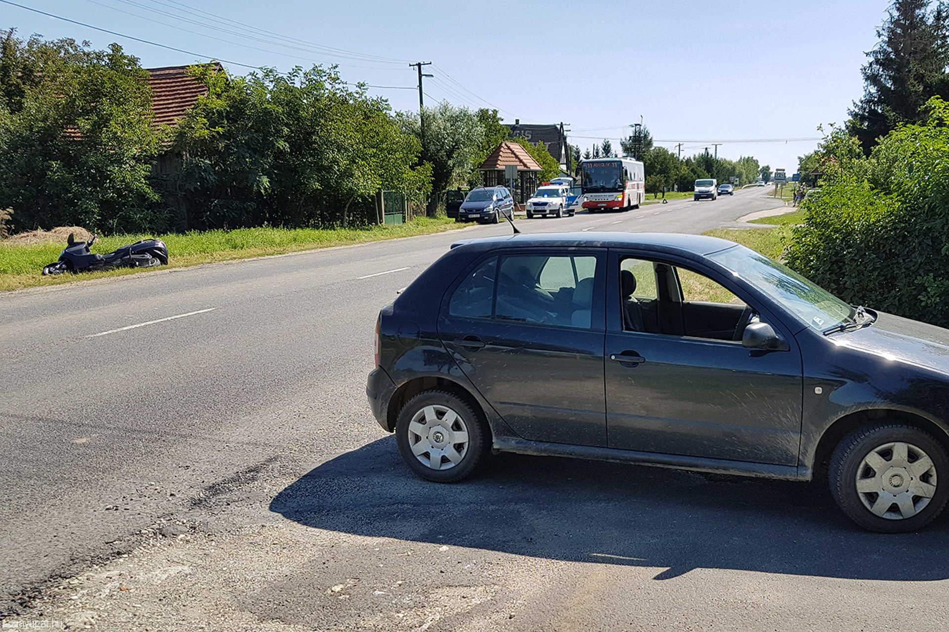 Megijedt a motoros és vészfékezés közben elesett a 84-esen