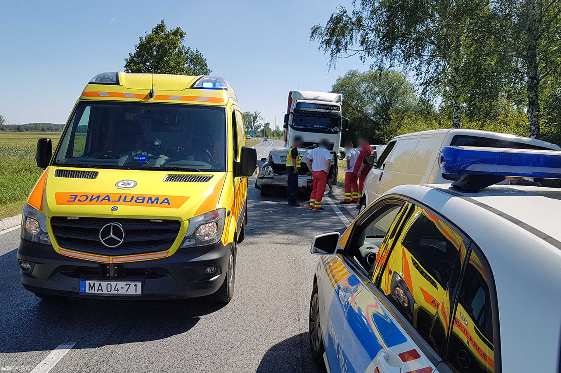Műszaki hibás kamiont akart kikerülni egy Mazda a 84-esen de nekiütközött egy kisbusz