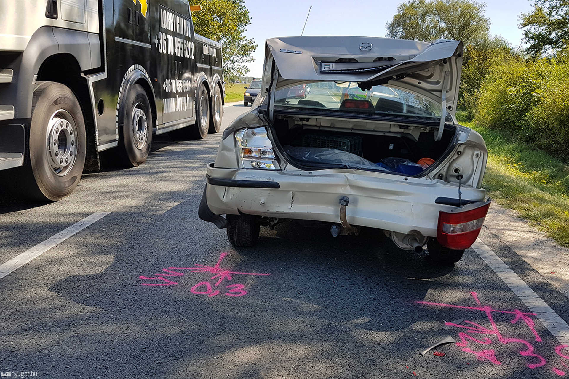 Műszaki hibás kamiont akart kikerülni egy Mazda a 84-esen de nekiütközött egy kisbusz