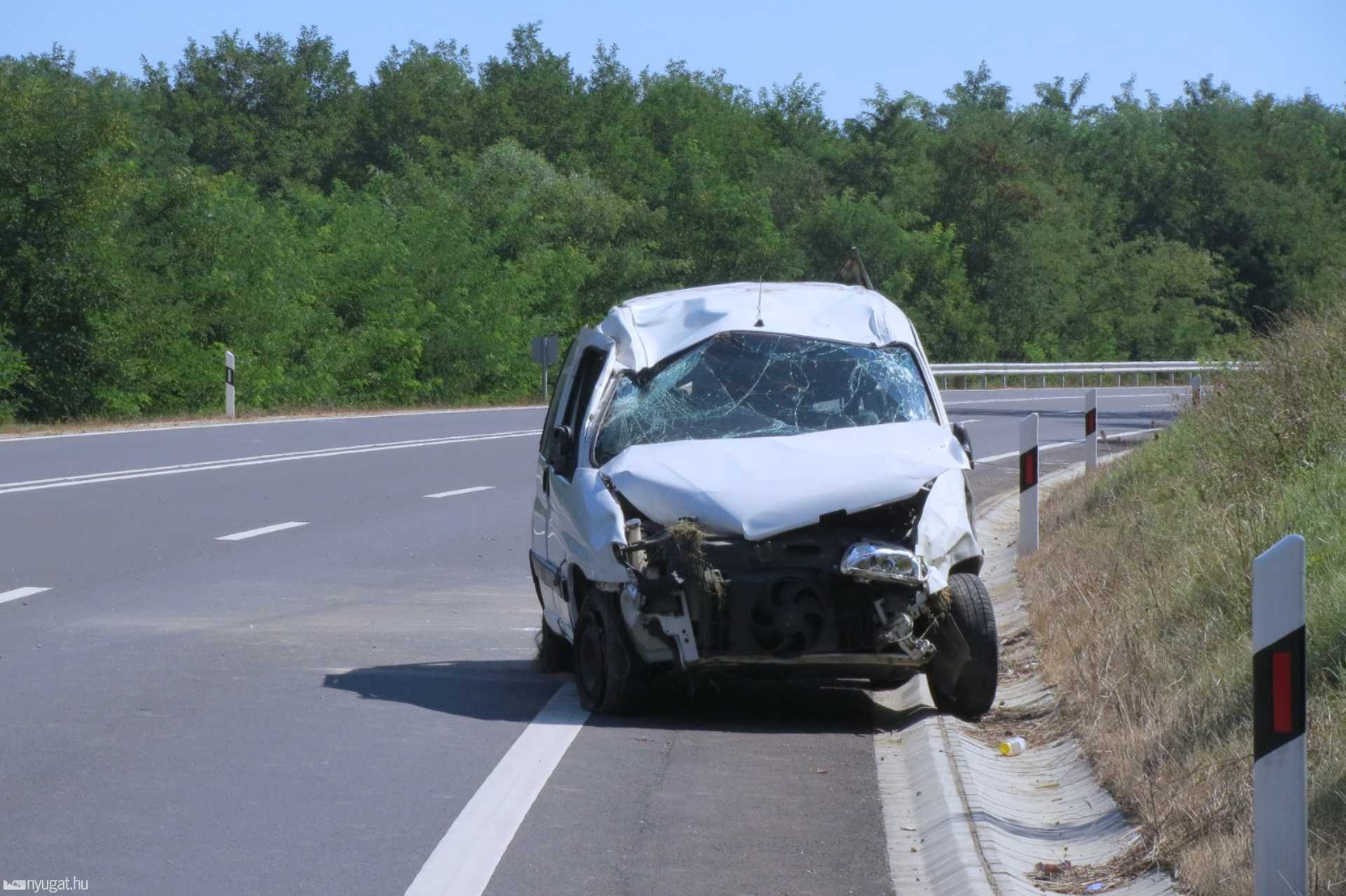 Felborult egy autó a 8-as úton Kámnál
