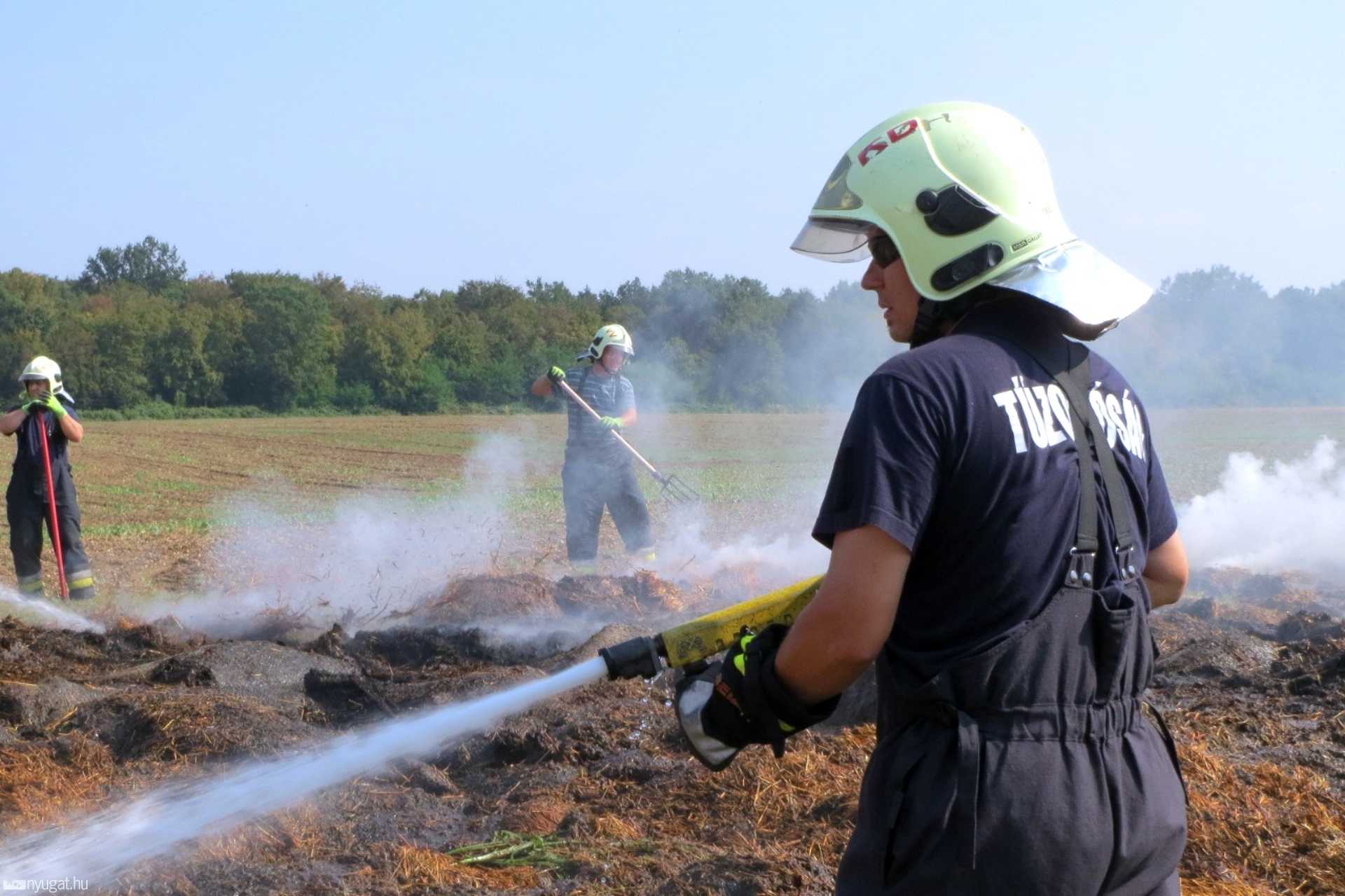 Körbálák kaptak lángra, két városból is vonultak tűzoltók