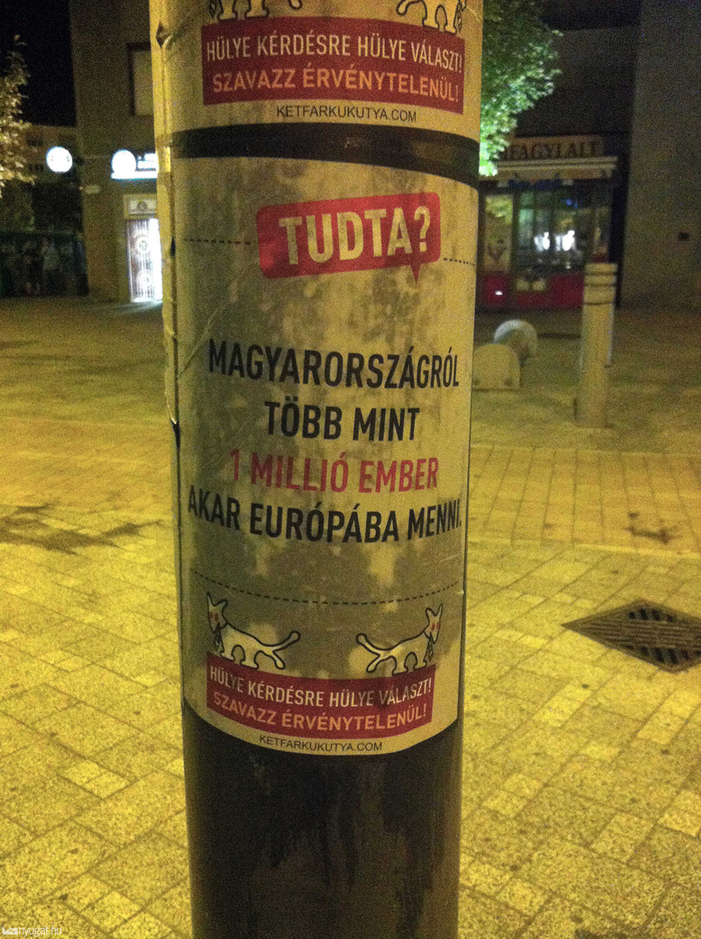 Plakátolt az MKKP Szombathely belvárosában