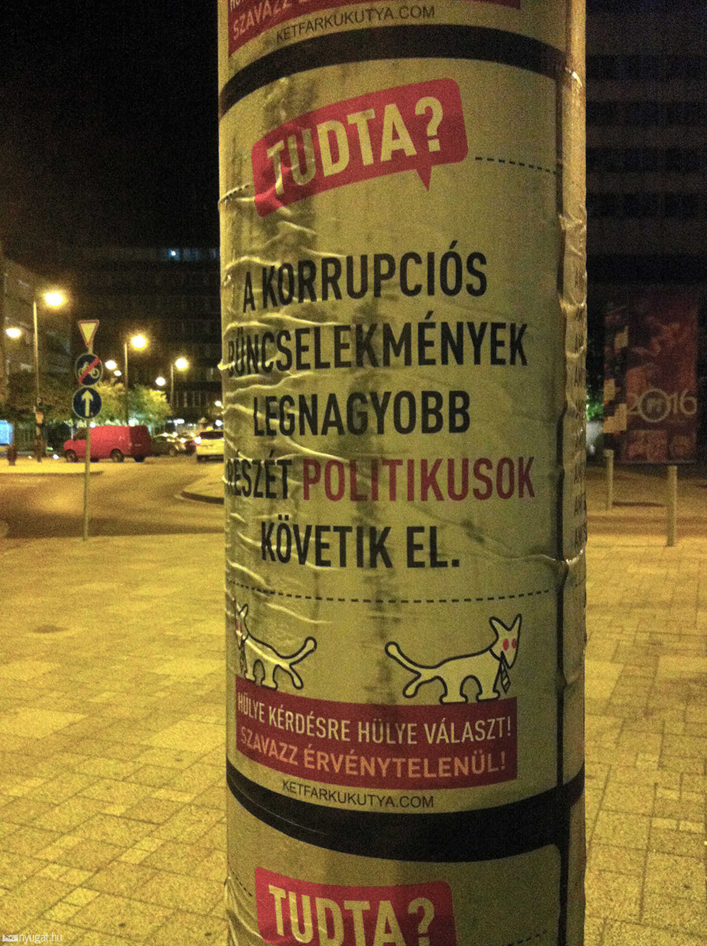 Plakátolt az MKKP Szombathely belvárosában