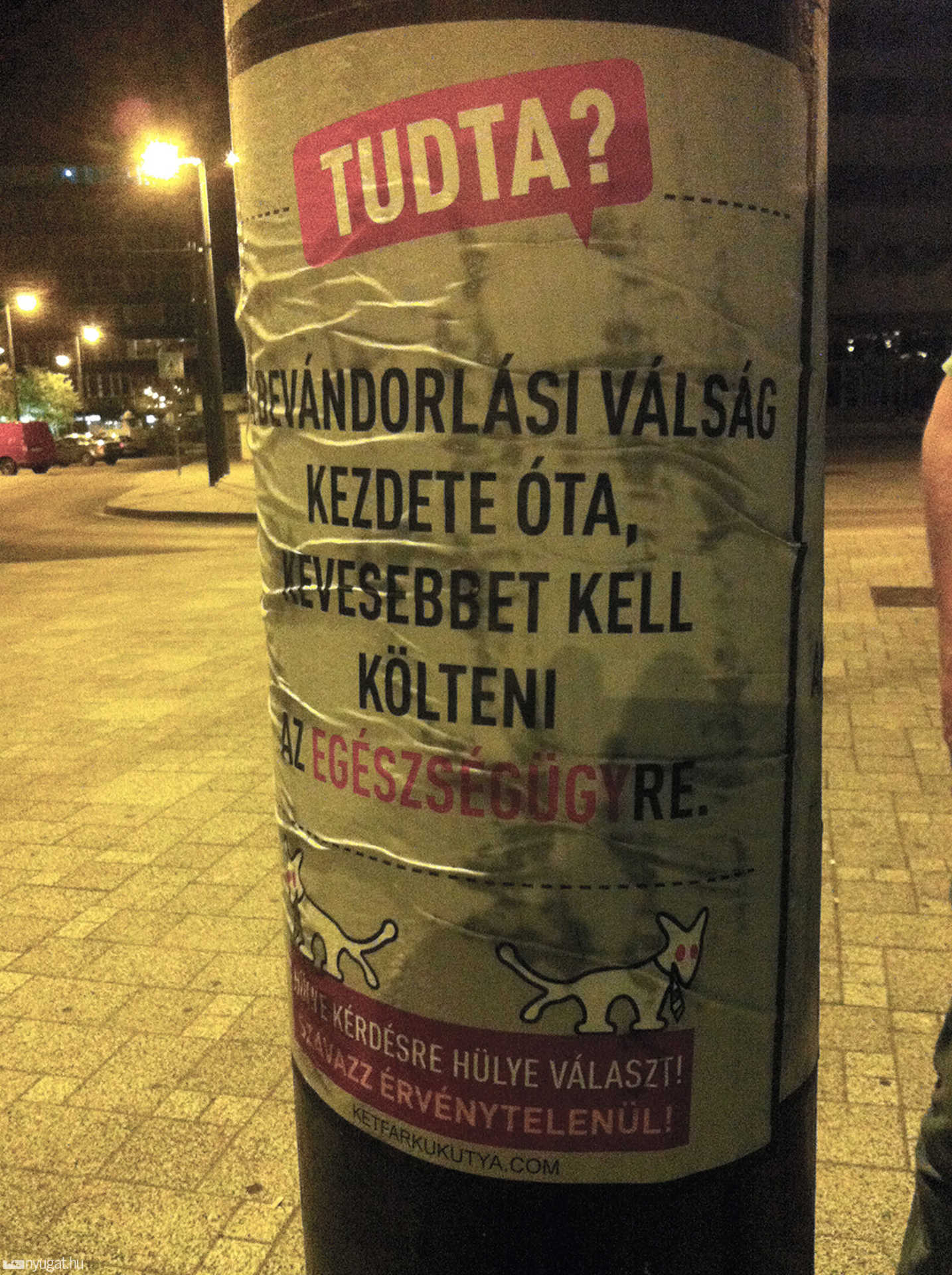 Plakátolt az MKKP Szombathely belvárosában