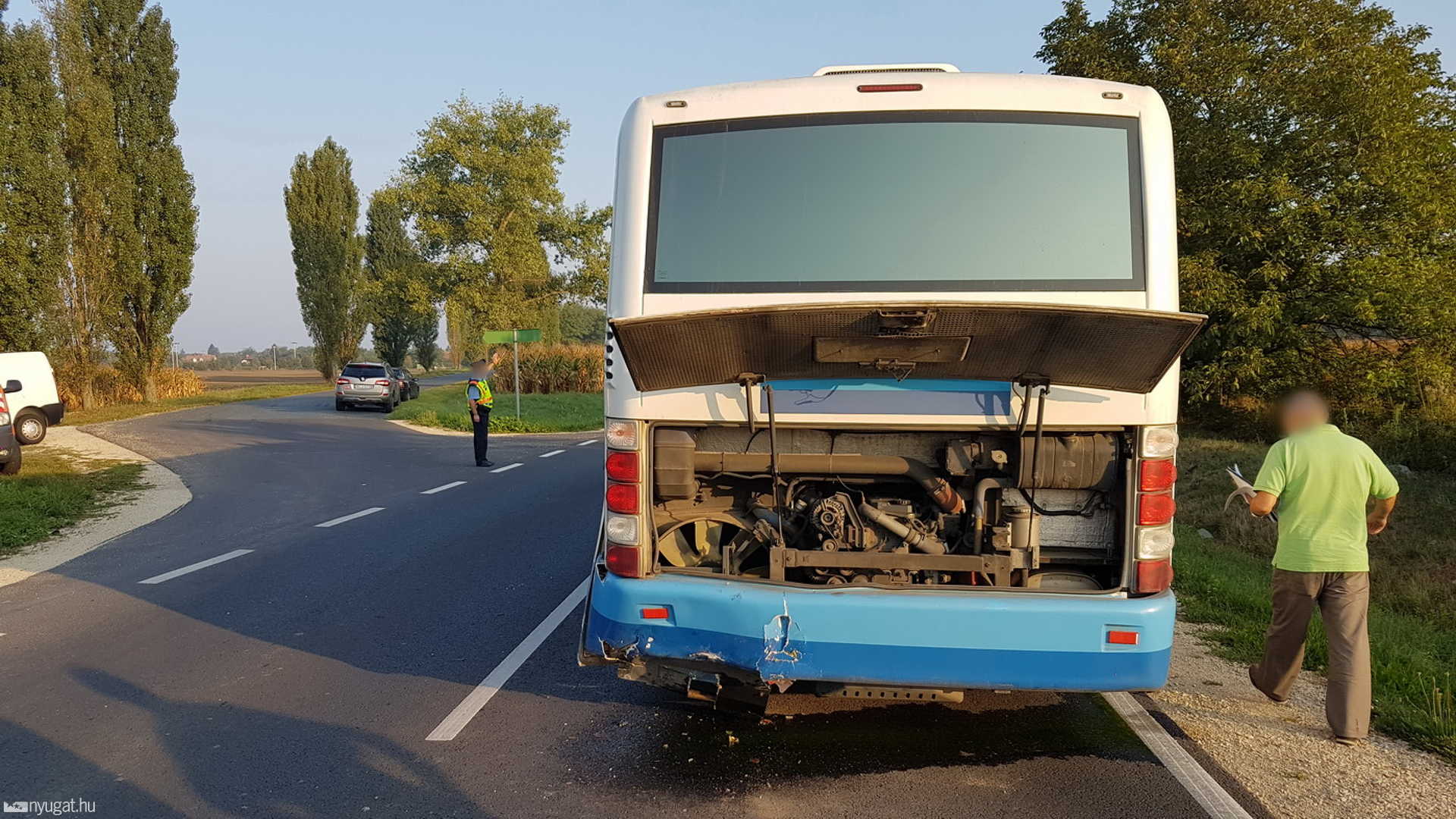 Buszba csapódott egy személyautó a 84-esen a Sajtoskáli elágazónál