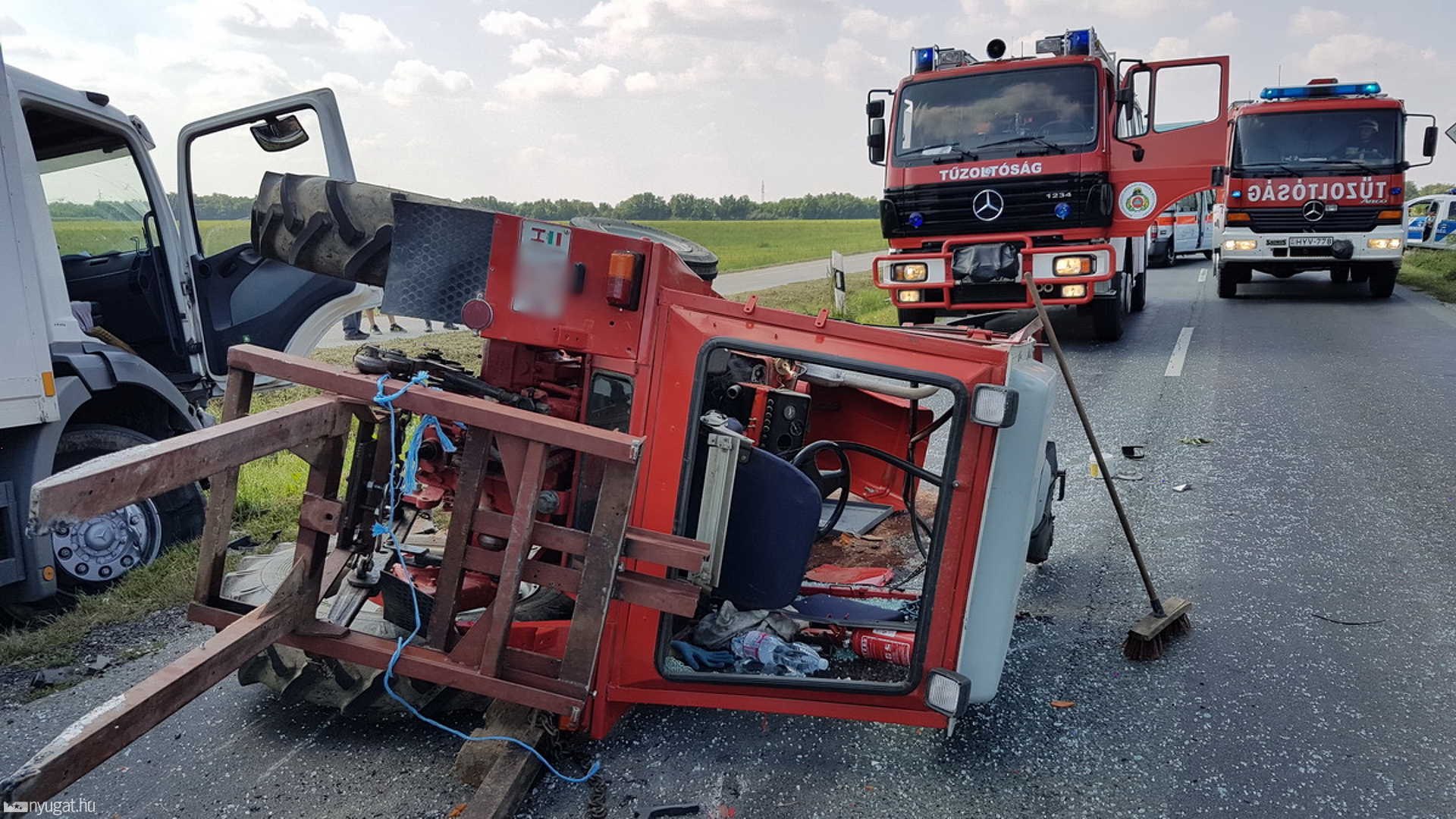 Traktort borított egy teherautó Táplánszentkeresztnél, a 87-es főúton