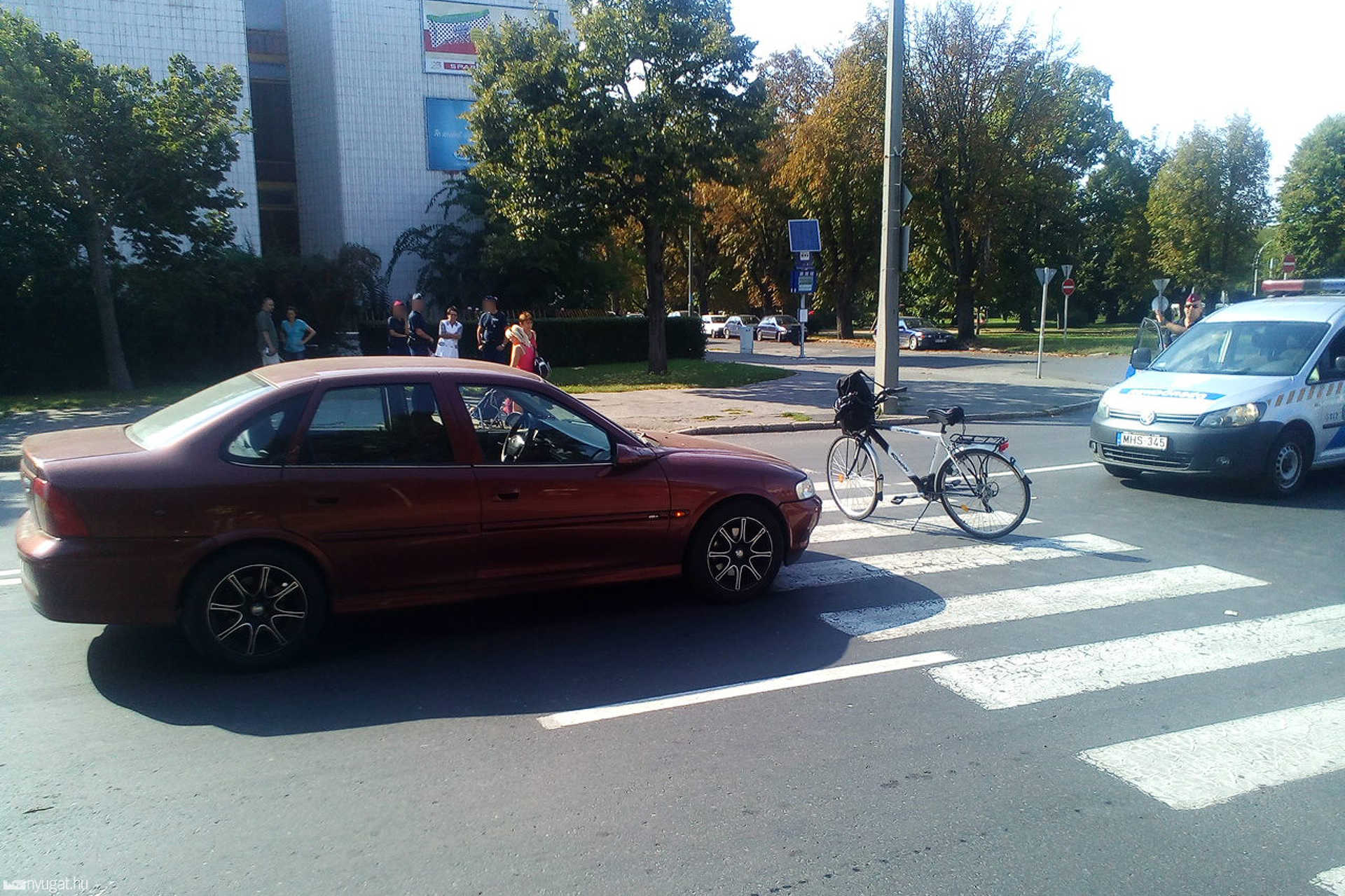 Biciklivel ütközött egy autó Szombathelyen az Ady téren